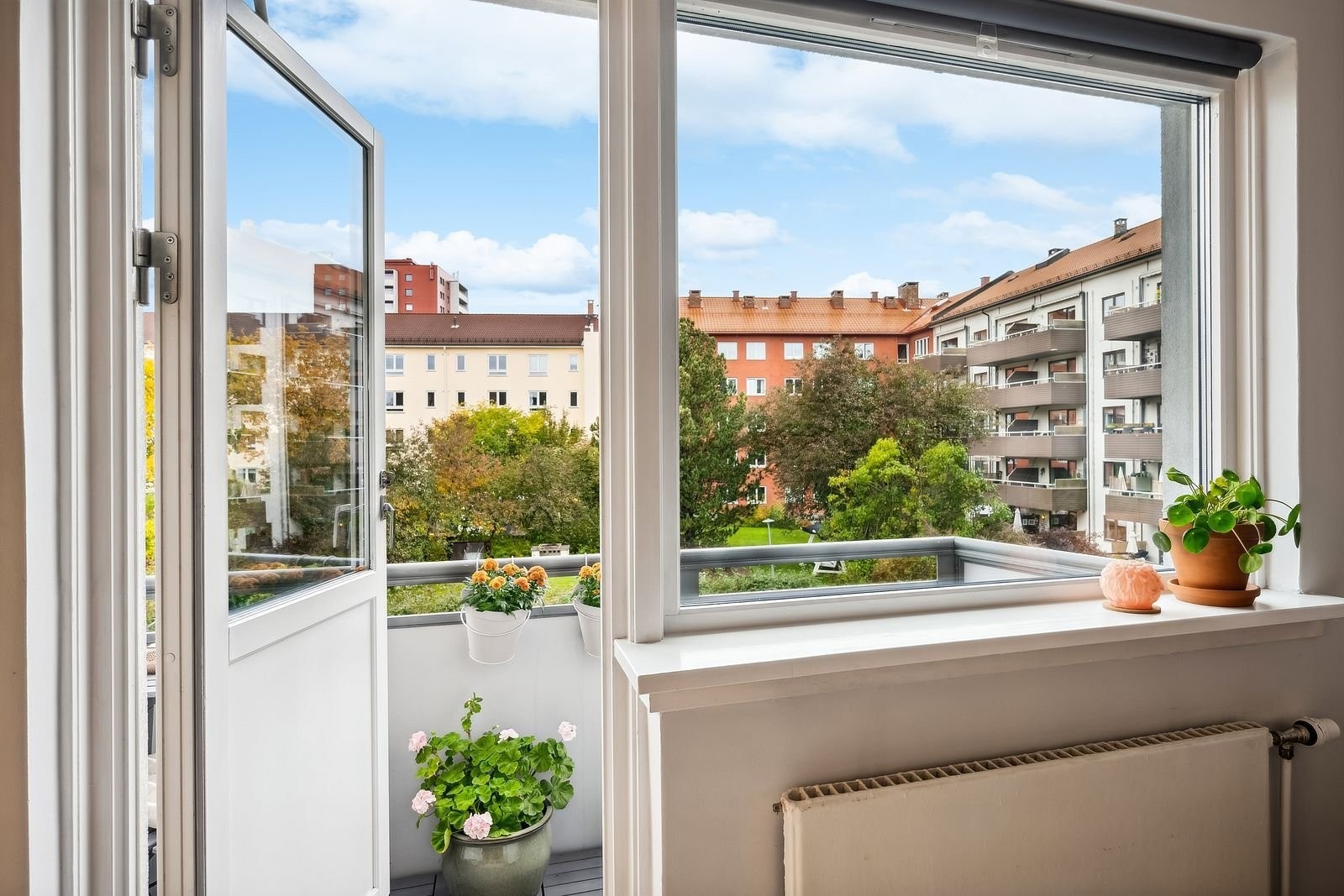 Utsikt til den fineste bakgården på Sagene. Borettslaget gikk over til fjernvarme i 2019 som er inkludert i felleskostnadene. Galleribilde