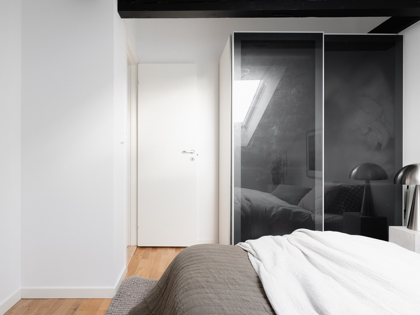 Klesoppbevaring i garderobeskap som medfølger salget. Galleribilde