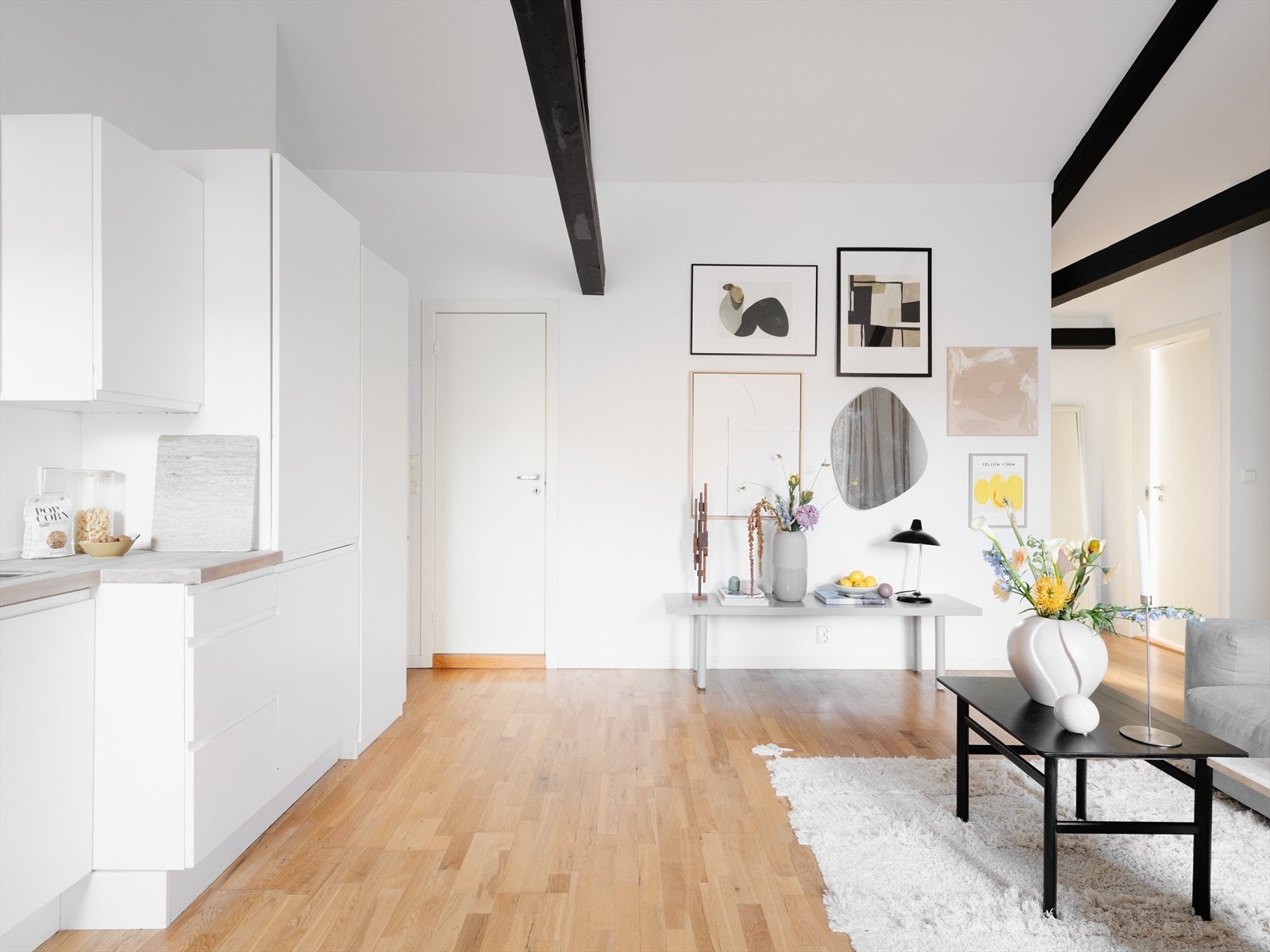 Kombinasjonen av naturlig lys og åpne rom skaper en god og luftig atmosfære. Galleribilde