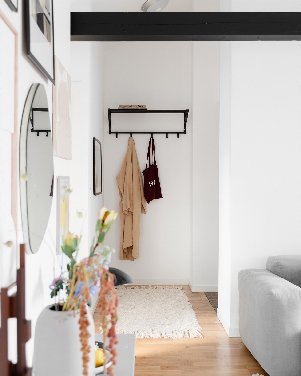 Entreen gir et lyst og hyggelig førsteinntrykk av leiligheten. Galleribilde