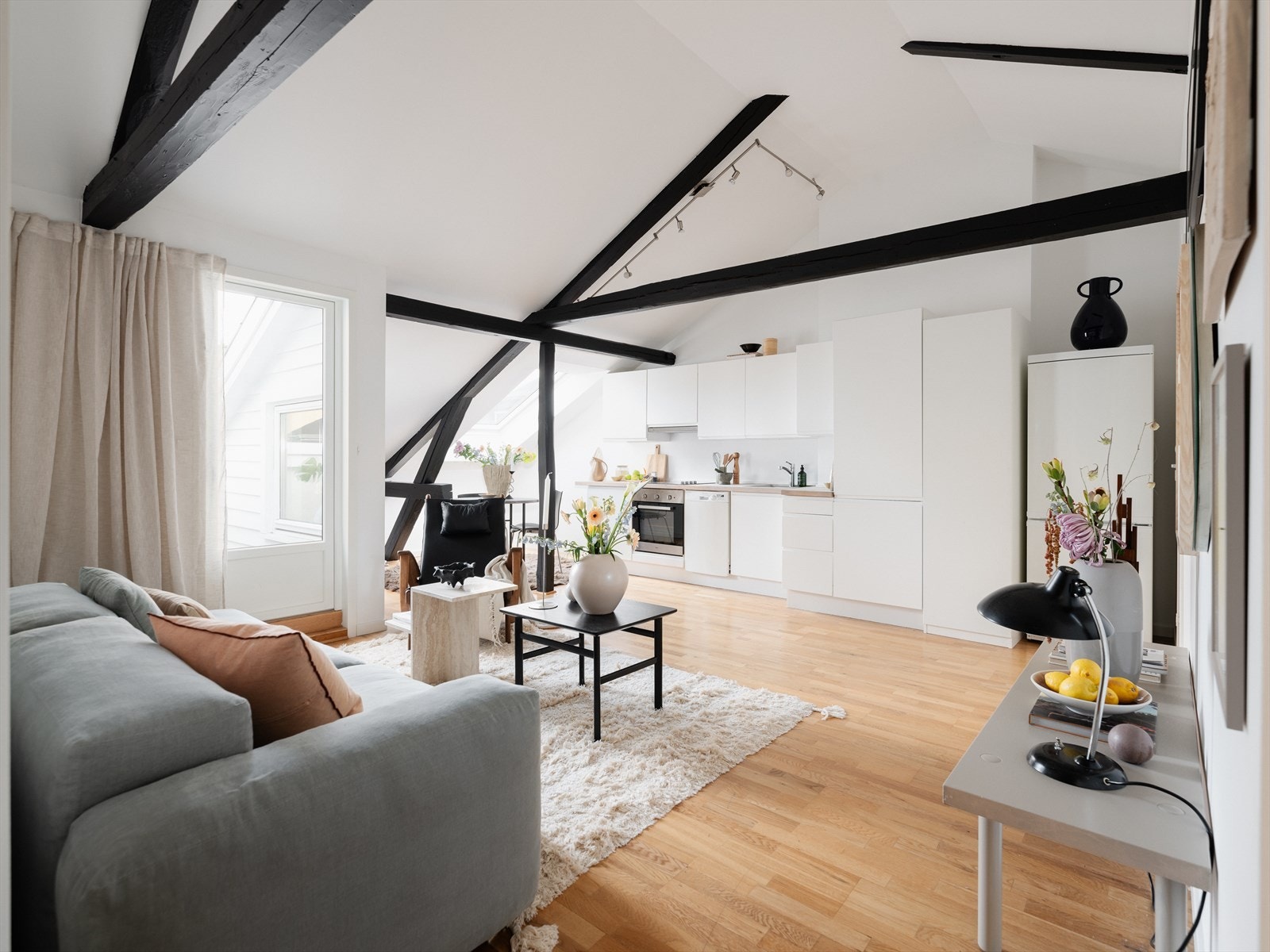 En velutnyttet og sosial planløsning med plass til sofahjørne og spiseplass, samtidig som det er godt med luft imellom de ulike sonene. Galleribilde