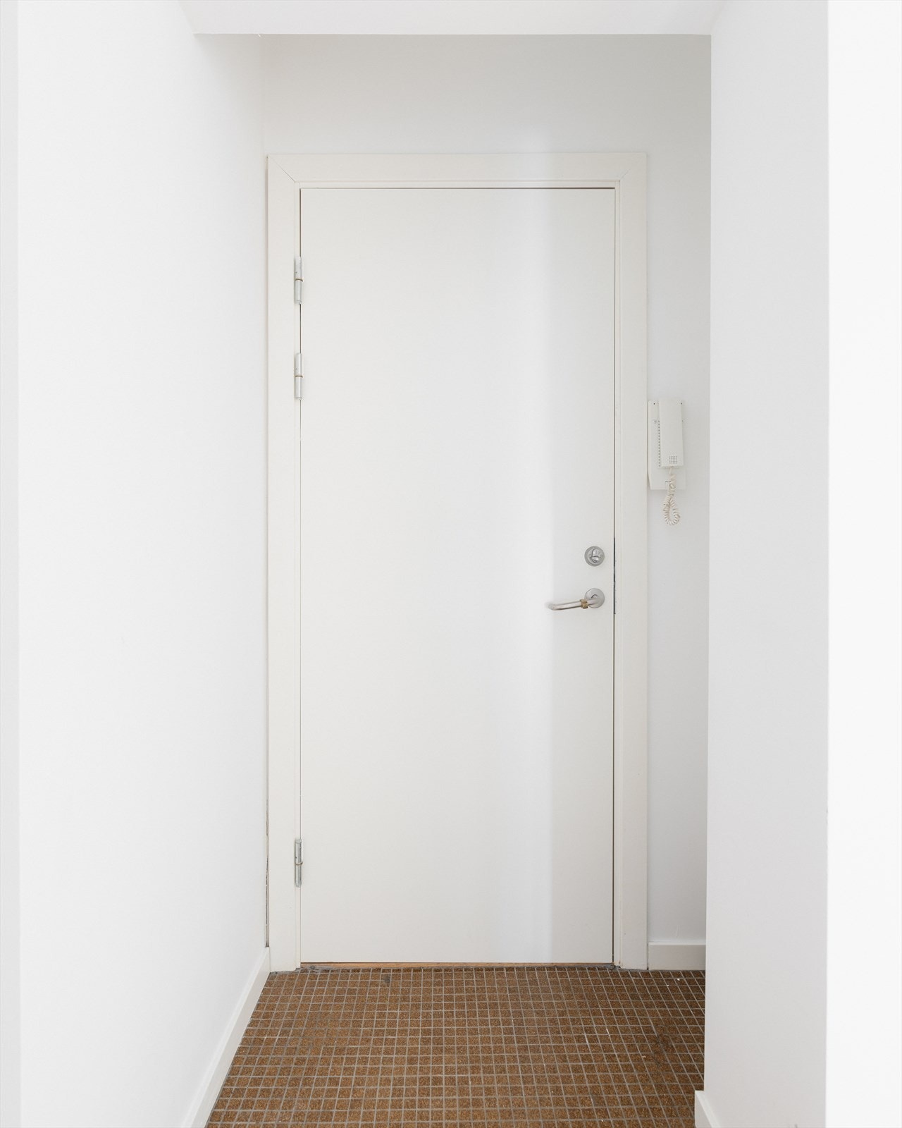 Nisj ifm. inngangsparti som kan utnyttes til en praktisk oppbevaringsløsning. Leiligheten disponerer også en kjellerbod. Galleribilde