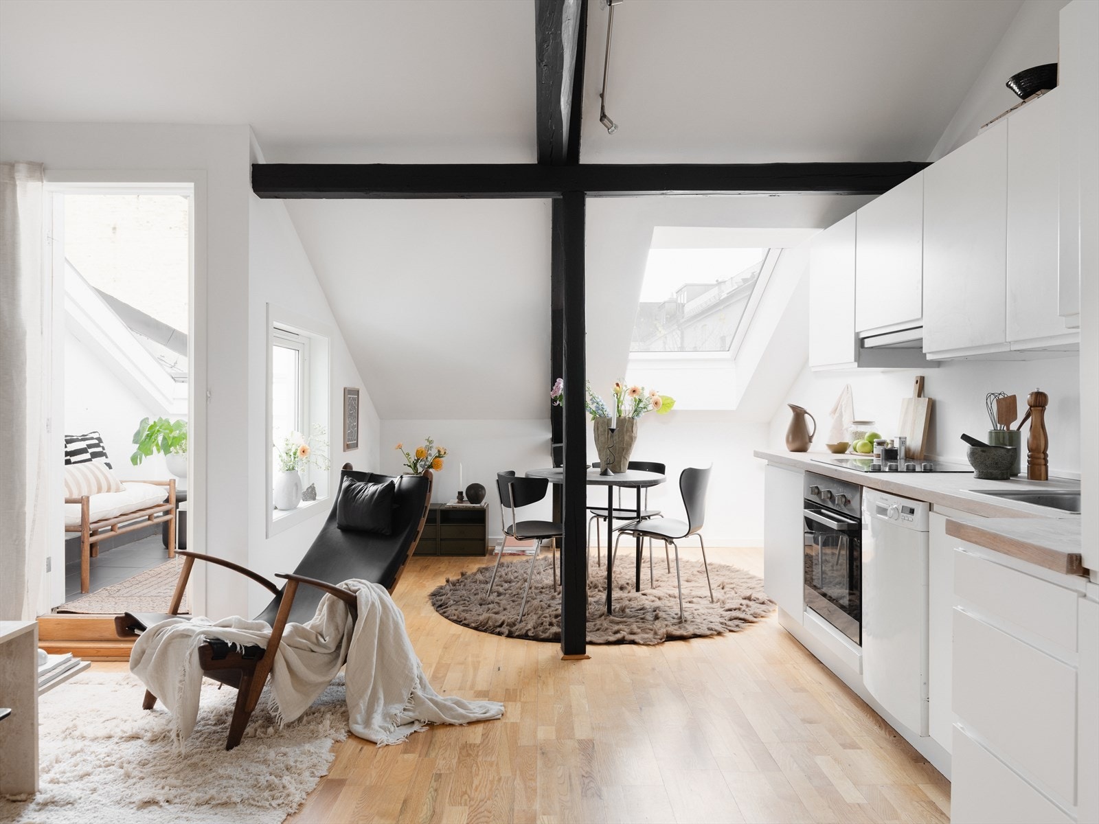 Mørke takbjelker i kontrast til de lyse, glatte veggflatene gir et kult særpreg. Galleribilde