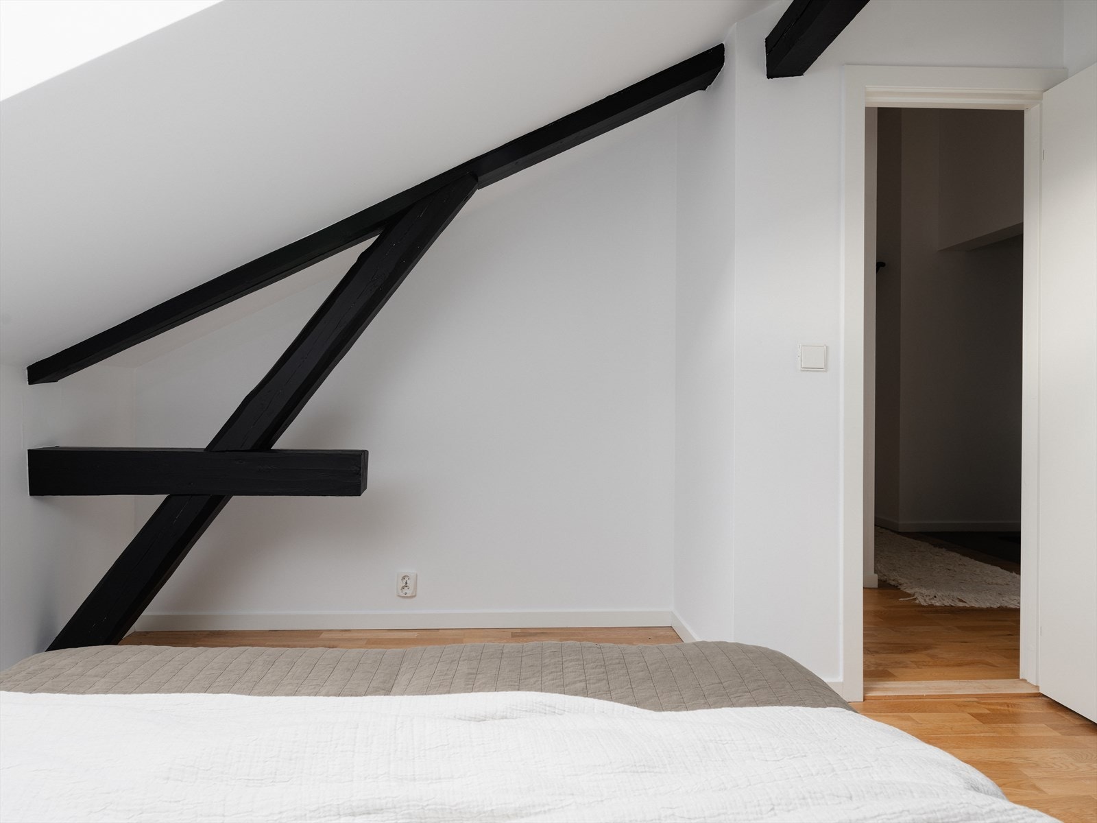 En god utforming av rommet med mulighet for å være kreativ og skape ytterligere oppbevaringsplass. Galleribilde