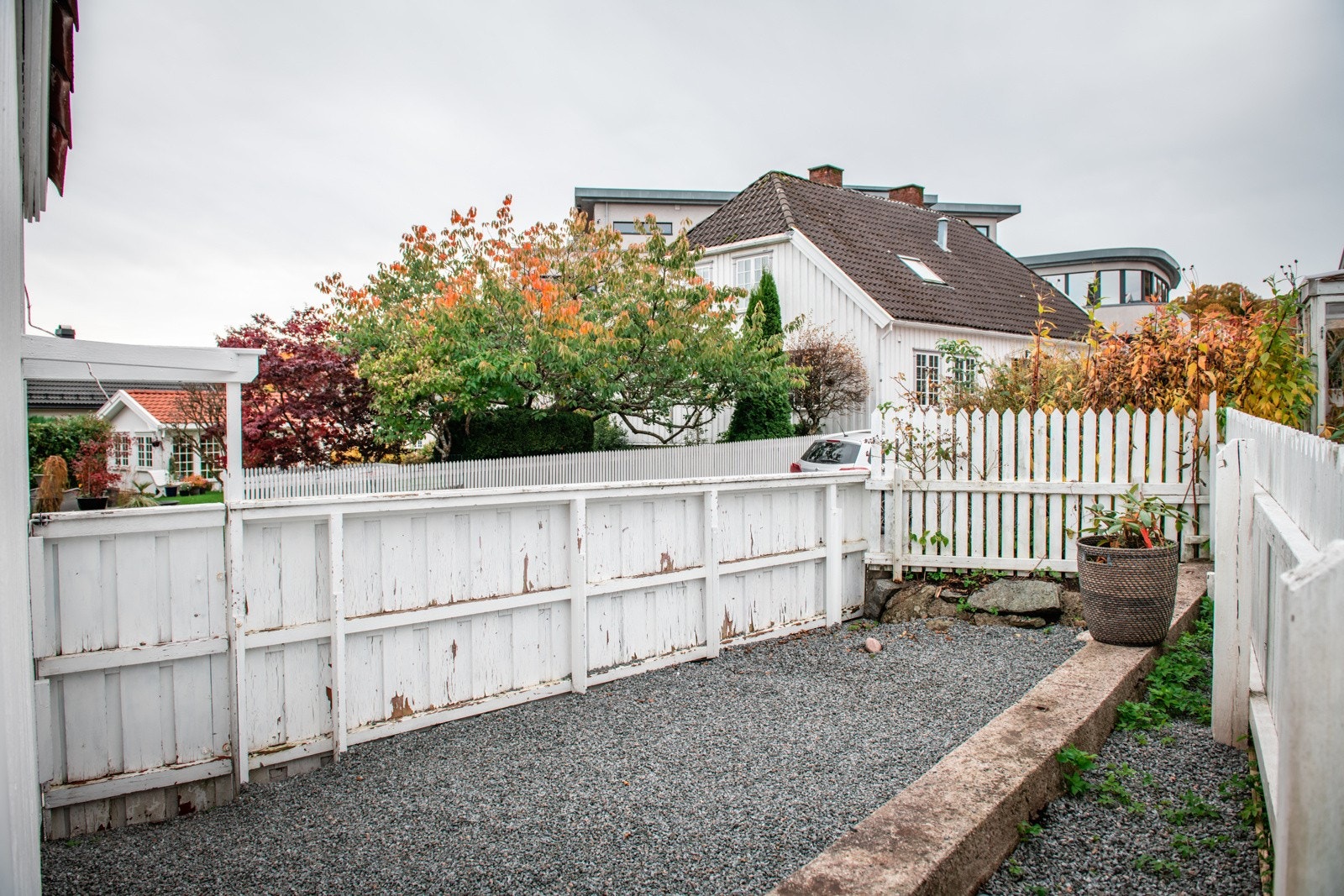 Uteområde i forlengelse av huset. Hva med en koselig platting eller tilsvarende her? Galleribilde