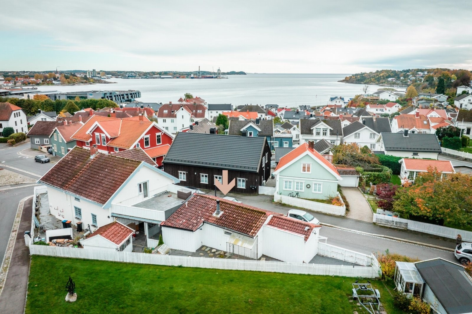 Eiendommen ligger med flott beliggenhet og med tøffelavstand til sjøen. Galleribilde