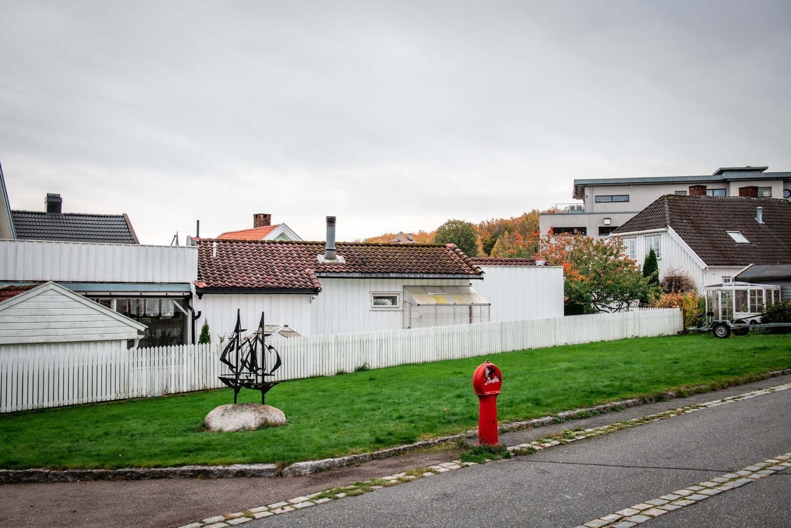 På baksiden av huset er det fint mulig å etablere sitteplasser/terrasse. Galleribilde