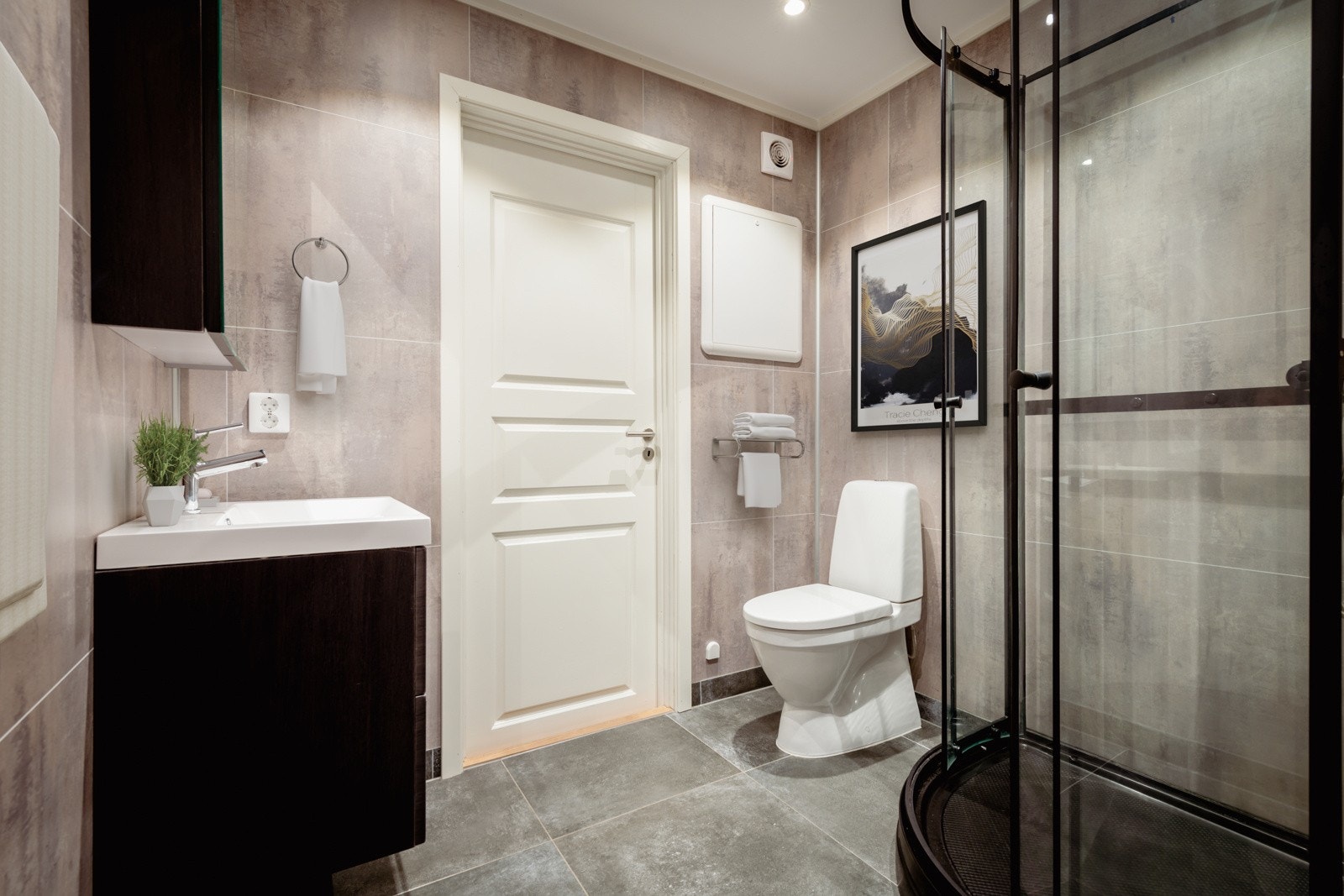 Badet består av dusjkabinett, toalett, servant med speilskap og opplegg til vaskemaskin. Galleribilde