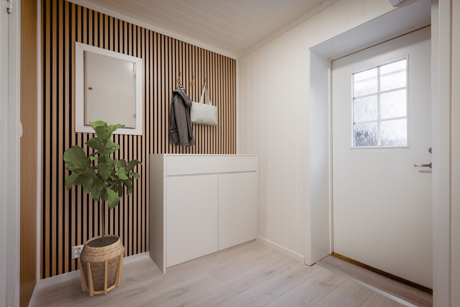 Delikat entre i fin utførelse og nyere ytterdør. Galleribilde