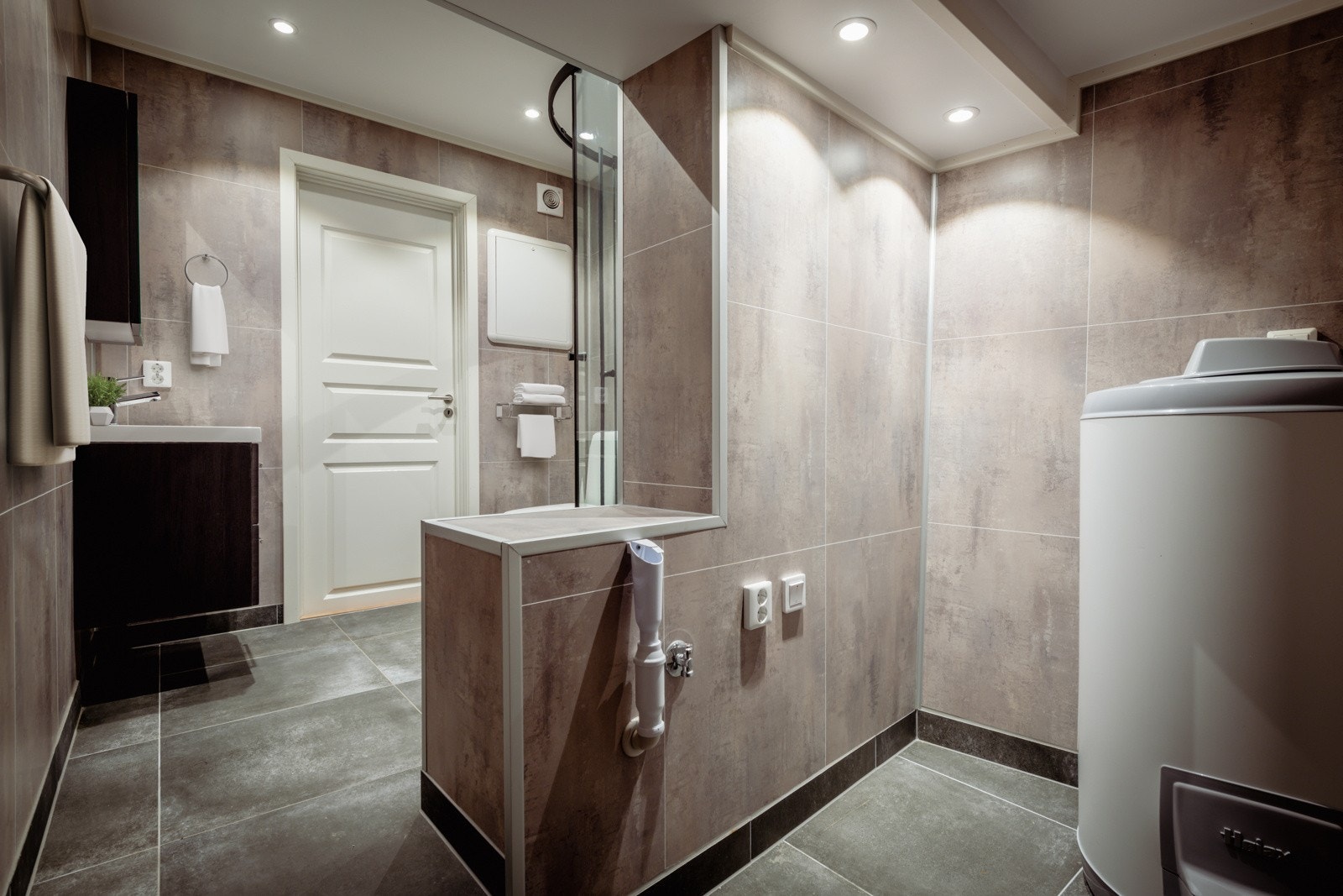 Del av badet er tilpasset som vaskerom. Galleribilde