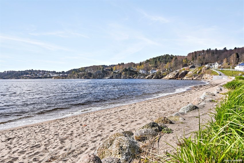Batteristranda ligger kun et par minutters gåtur unna eiendommen. Galleribilde