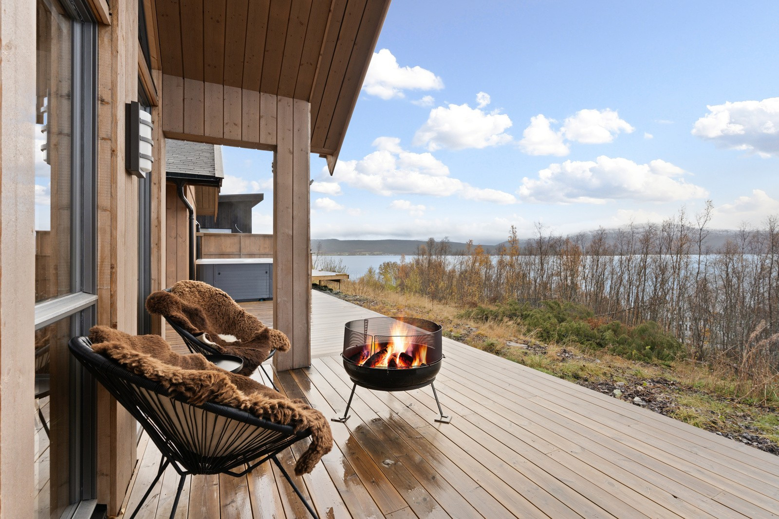 Stor terrasse med gode sol- og utsiktsforhold.