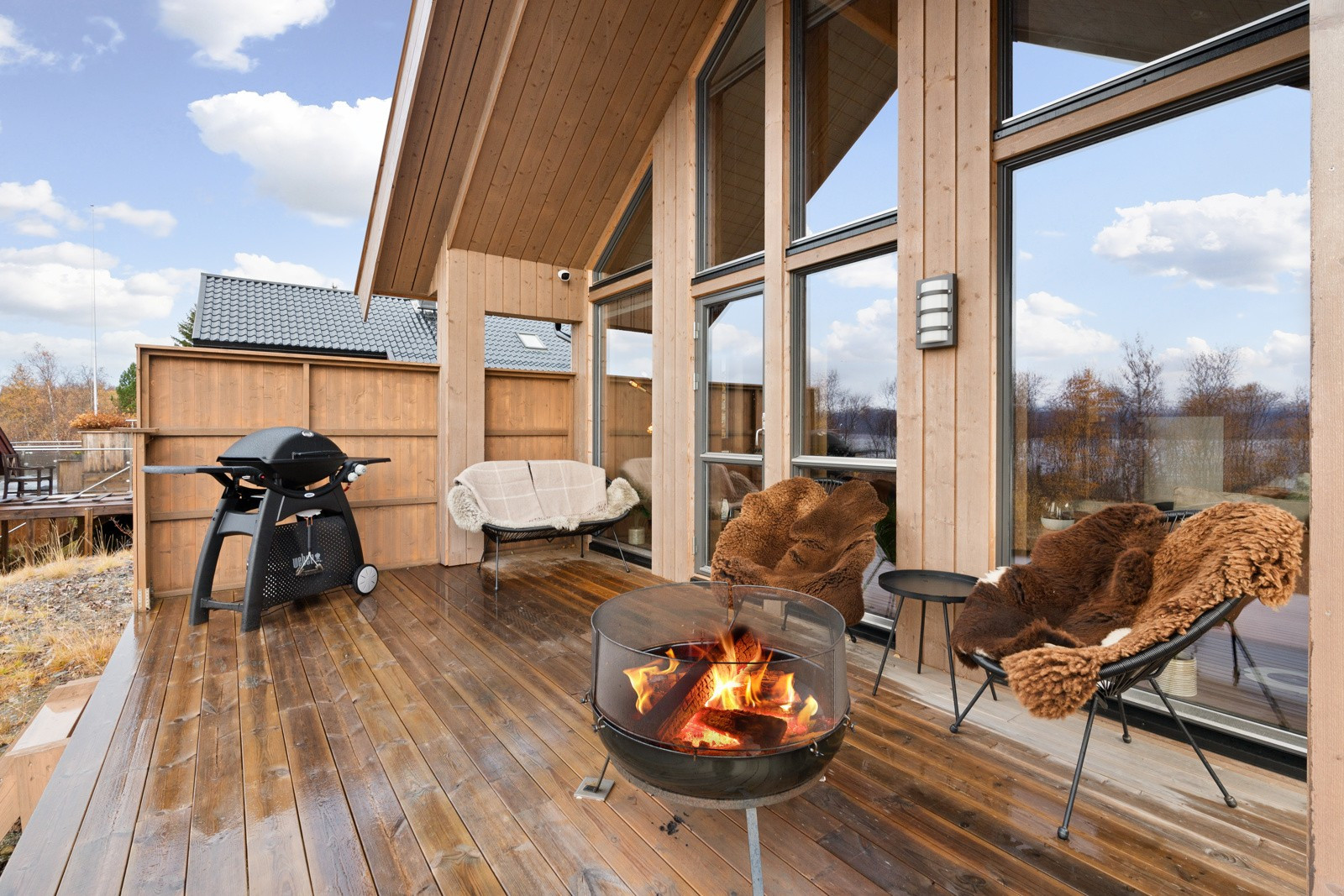 Terrassen strekker seg rundt store deler av hytta og det er etablert kurs til jacuzzi.