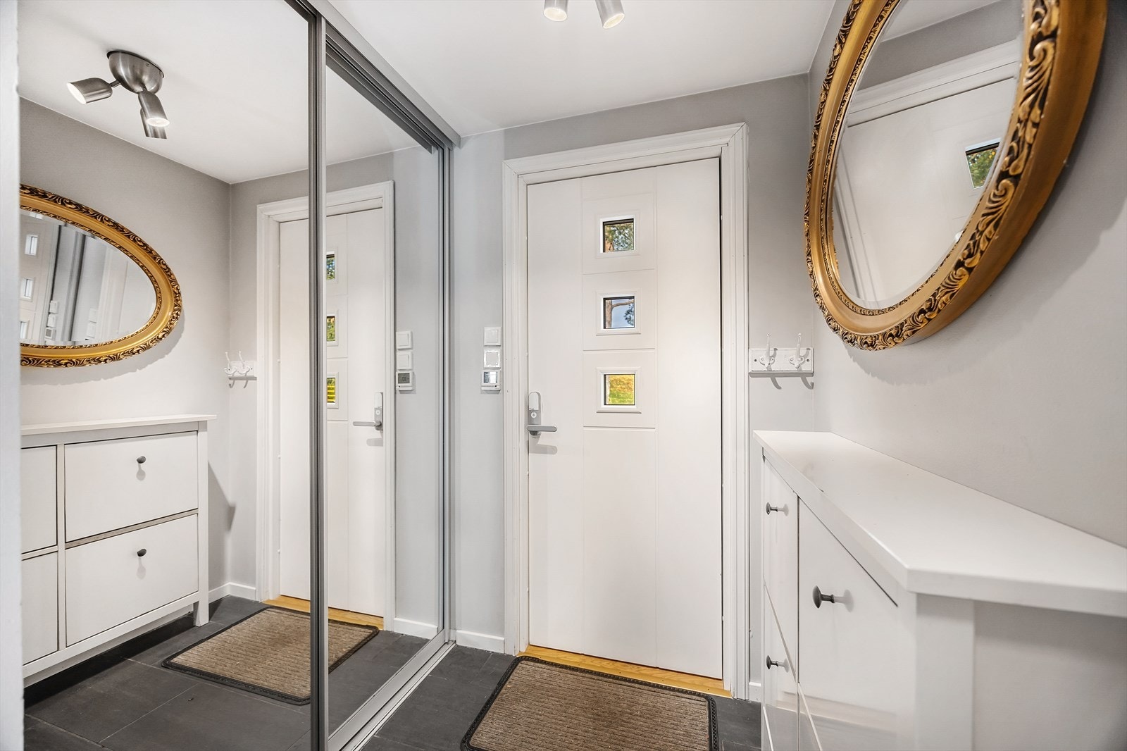 Innenfor døren kommer du inn i et praktisk vindfang med beskyttende fliser på gulvet Galleribilde