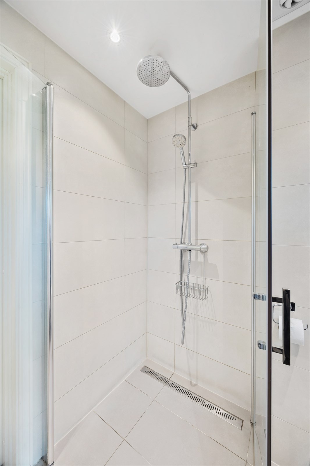 Badet har lunende varmekabler i gulvet og downlights i himlingen Galleribilde