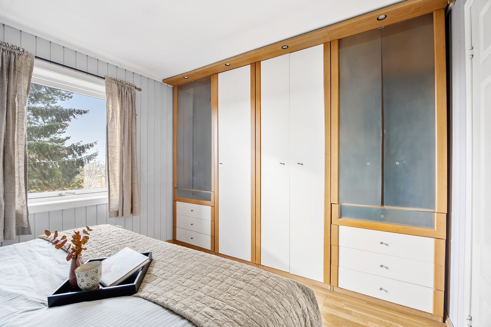 Det største soverommet har god plass til dobbeltseng og nattbord Galleribilde