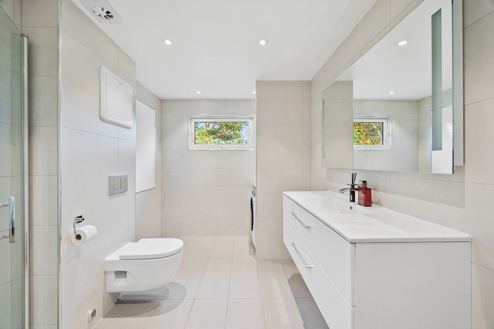 Flott og delikat flislagt bad oppusset i 2015 av fagfolk Galleribilde