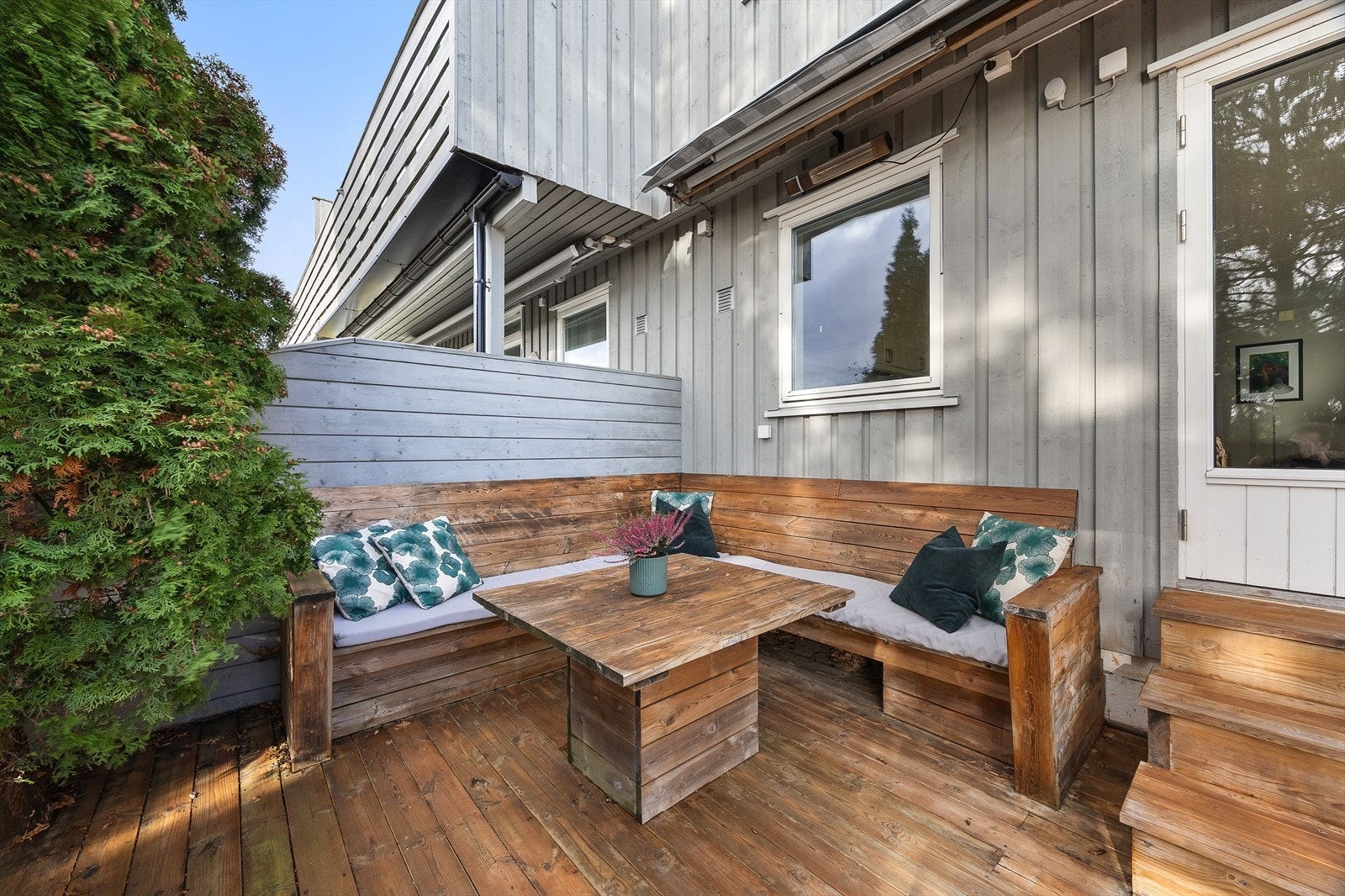 Skillevegger og endebeliggenhet gjør utetilværelsen privat og skjermet Galleribilde