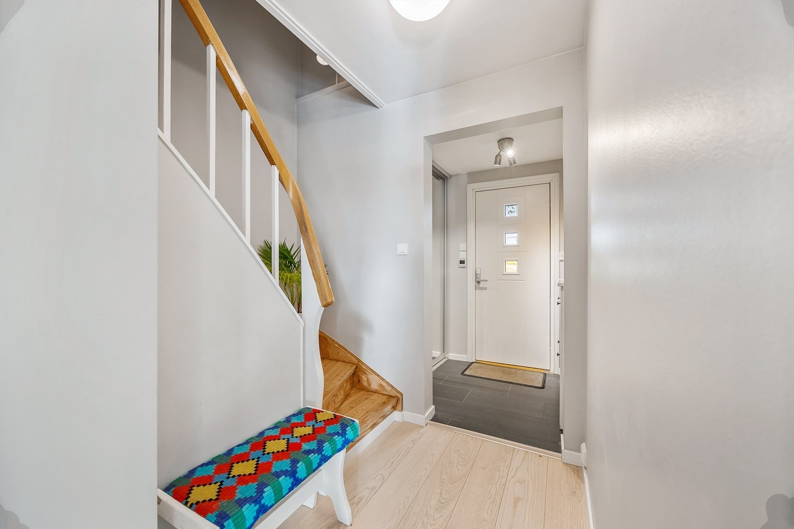 I vindfanget er det plass til skoskap og oppheng i tillegg til plassbygd skyvedørsgarderobe med speilflater Galleribilde