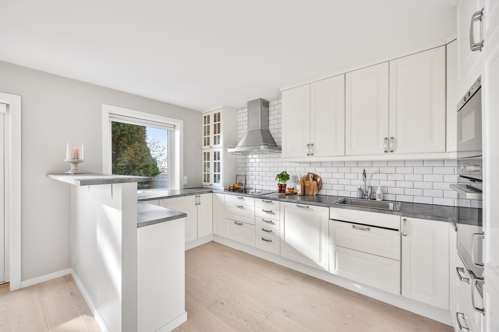 Innredningen ble montert i 2010 og har hvite profilerte fronter, vitrineskap og laminerte benkeplater Galleribilde