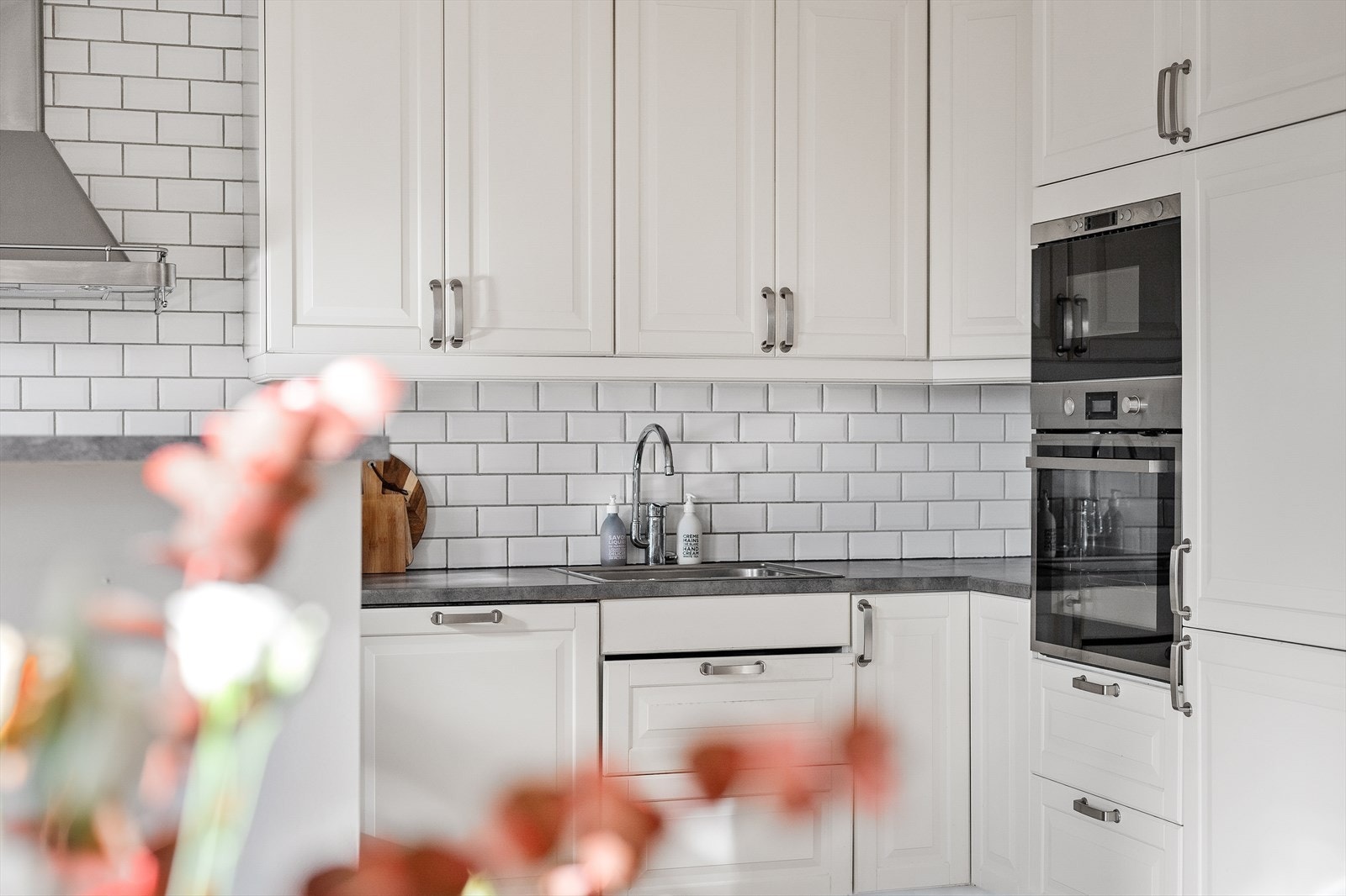 Hvite subway-fliser pryder og beskytter bakveggene Galleribilde