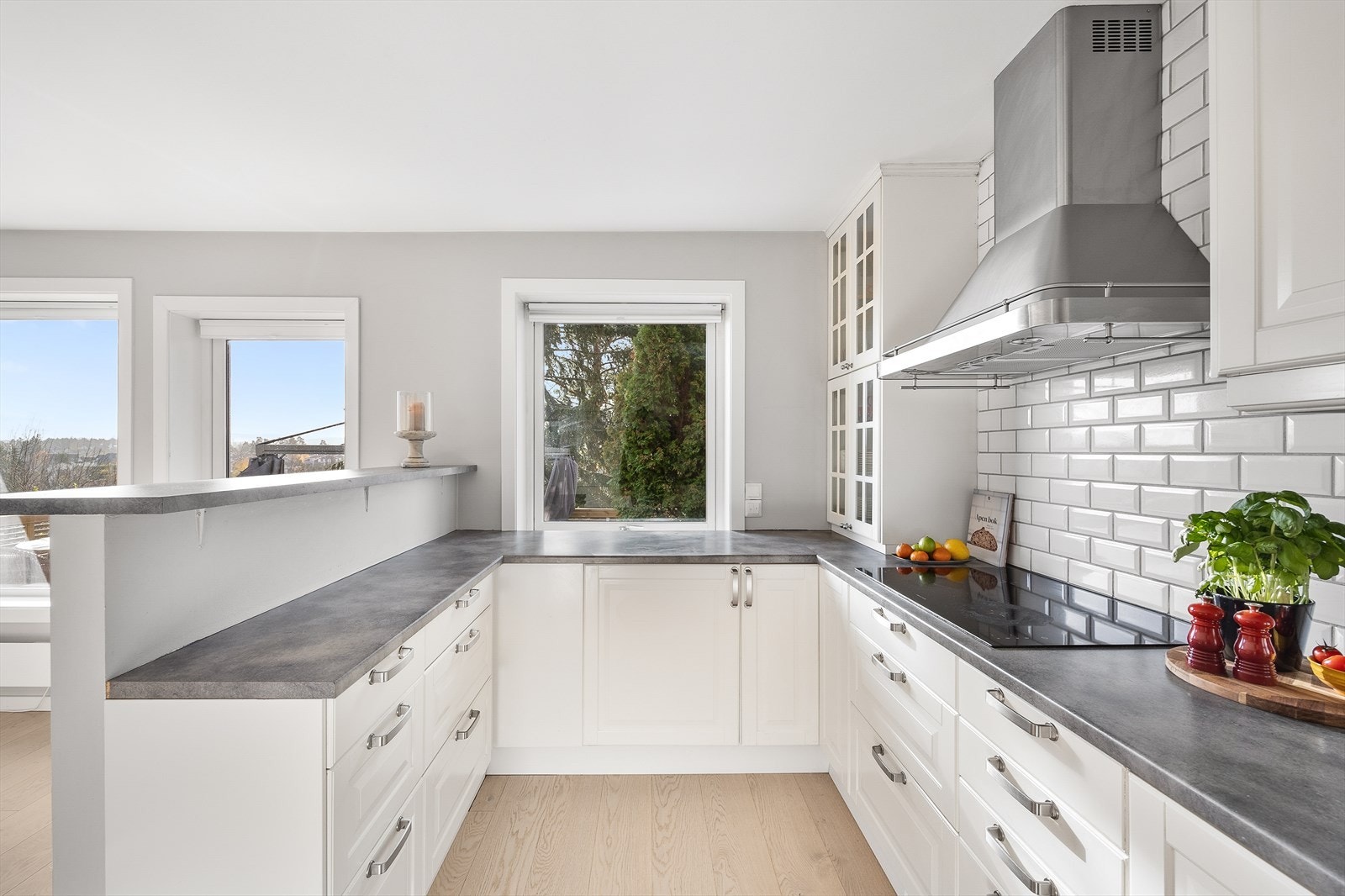 Kjøkkenhalvøya har praktisk hylleplate for oppbevaring og dekor Galleribilde