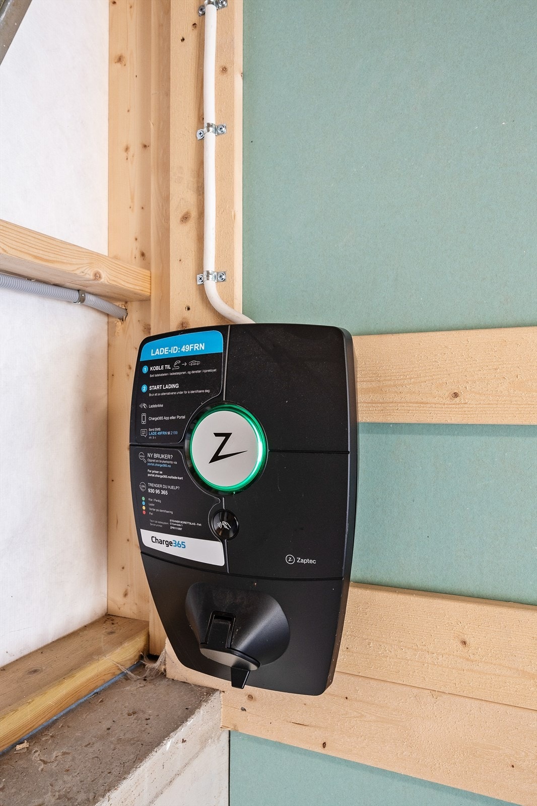 Det er montert elbillader i garasjen Galleribilde