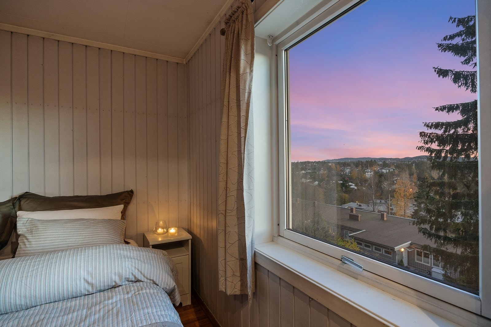 Hovedsoverom med praktiske vinduer for naturlig lys. Galleribilde