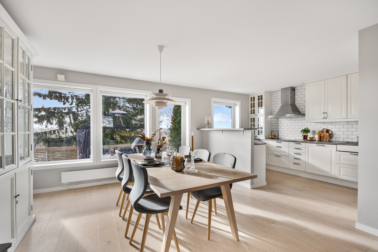 Med åpen løsning mot stuen blir kjøkkenet en sosial sone, også under matlagingen Galleribilde