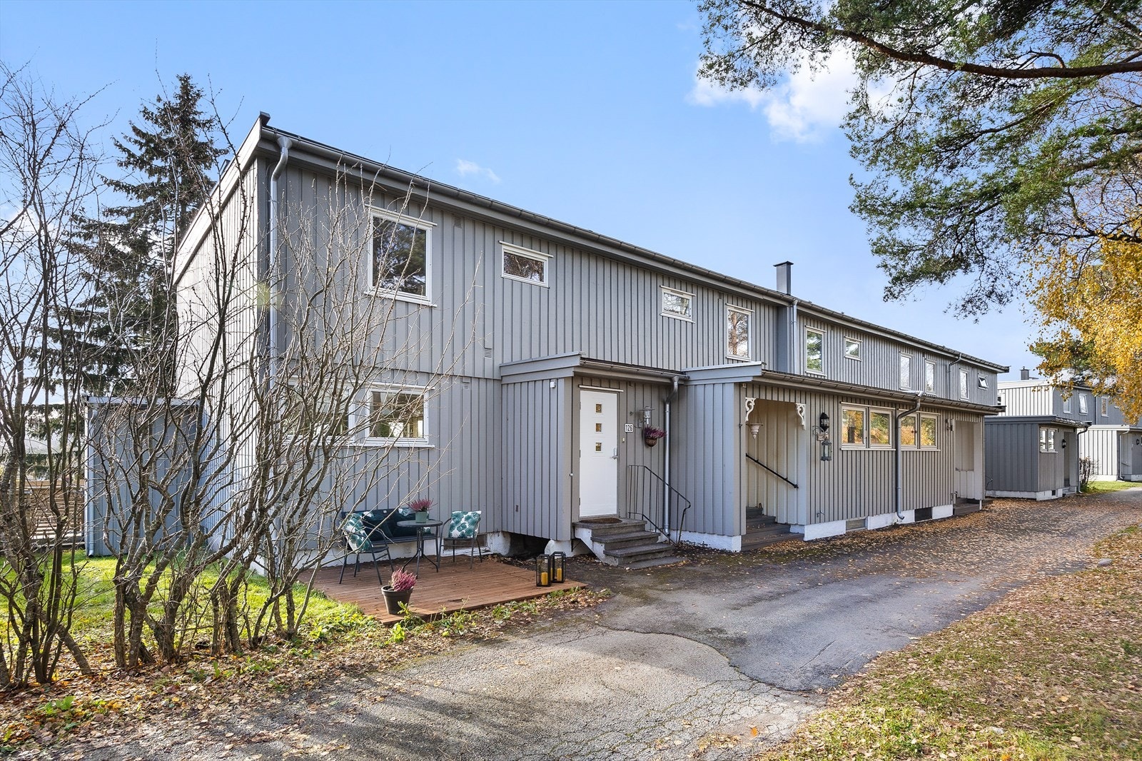 Ved inngangspartiet er en koselig platting med plass til kafé-sett. Muligheter for utbygging. Kontakt megler for mer info Galleribilde