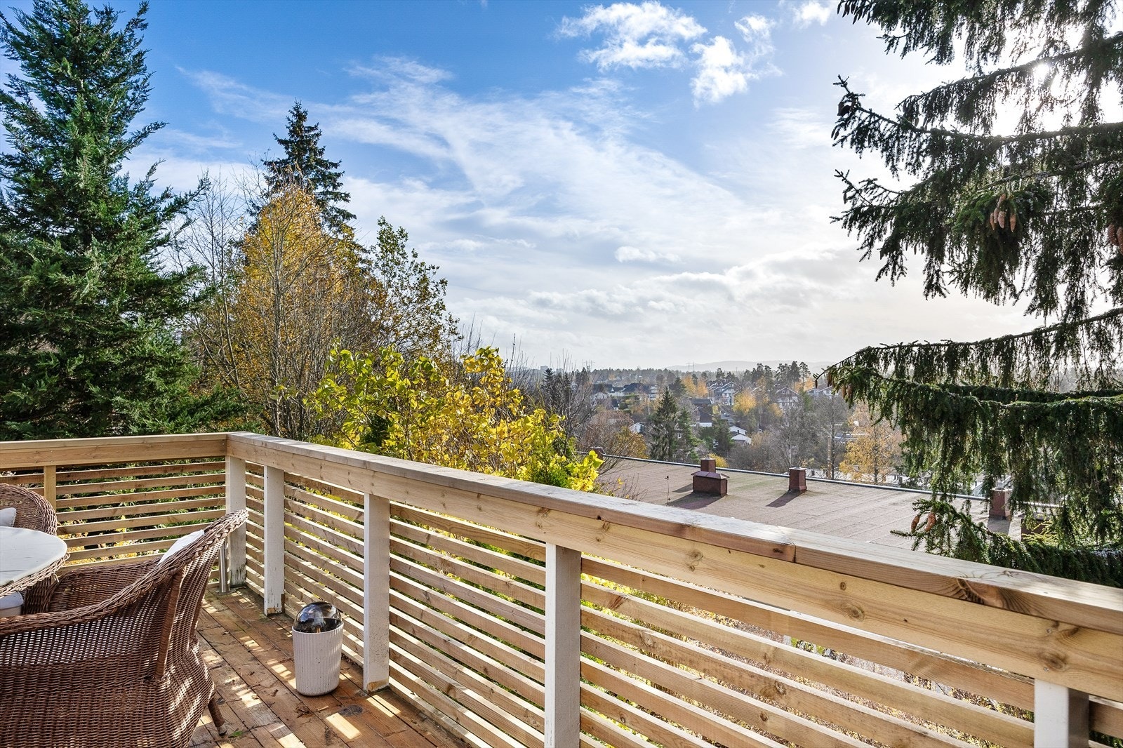 Fra terrassen er det åpen og langstrakt utsikt og lite innsyn Galleribilde