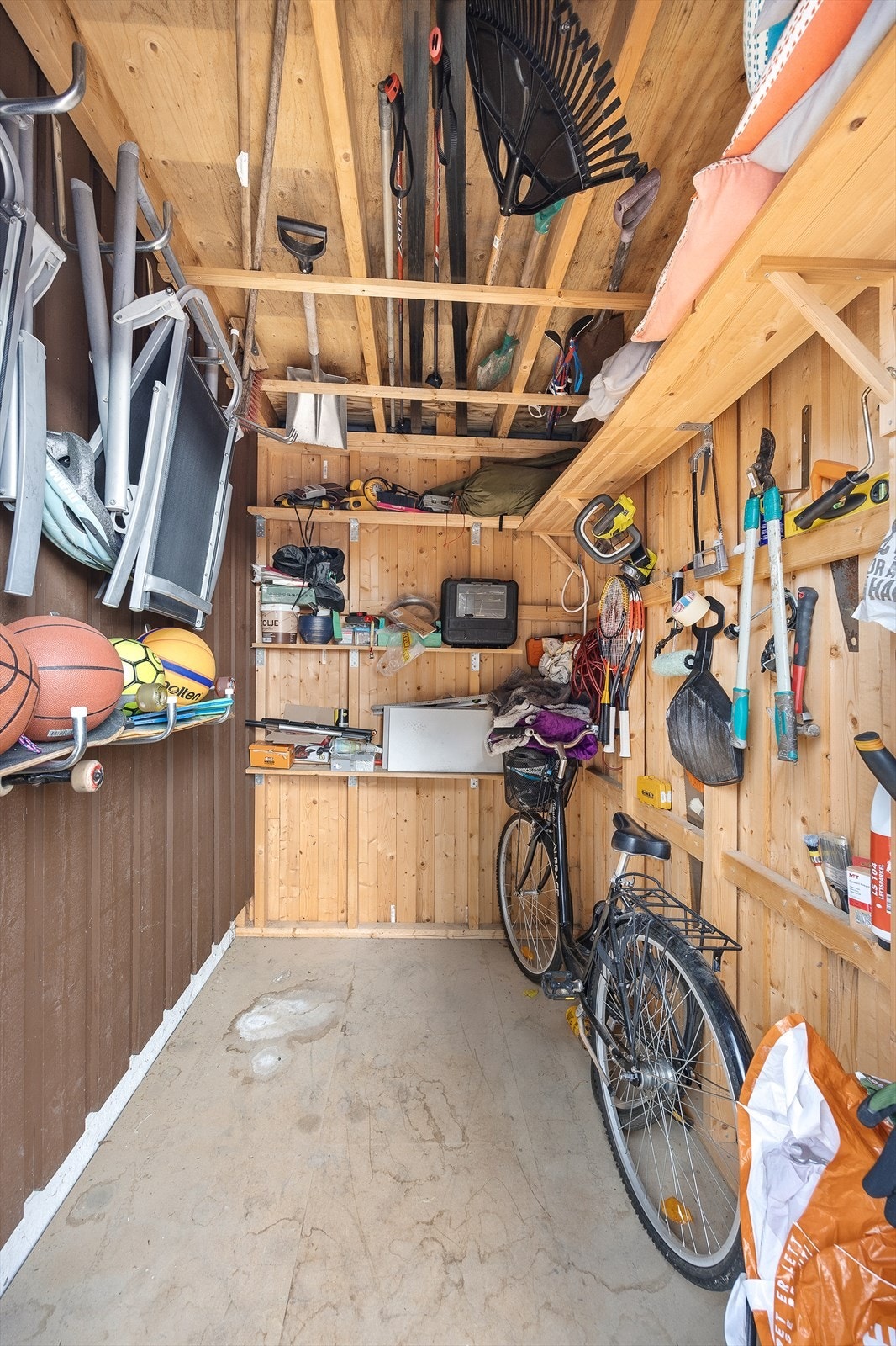 Bod med plass til sportsutstyr og verktøy Galleribilde