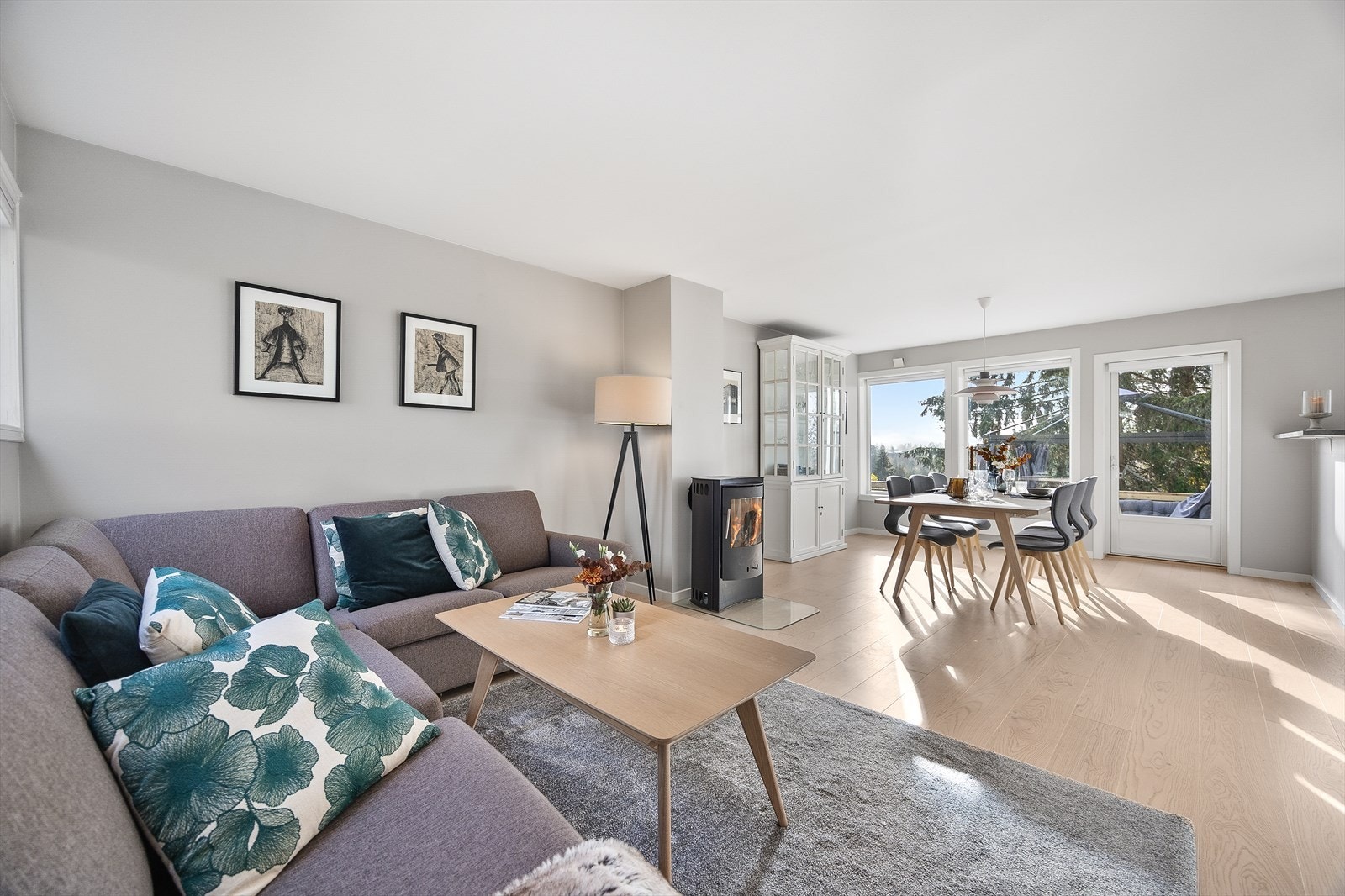 I stuen er det god plass til både sofagruppe og spisebord Galleribilde