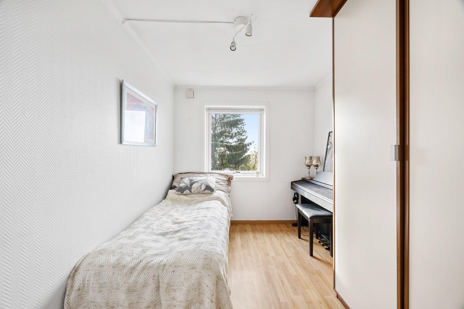 Begge har plass til seng og skrivepult i tillegg til medfølgende garderobeløsninger Galleribilde