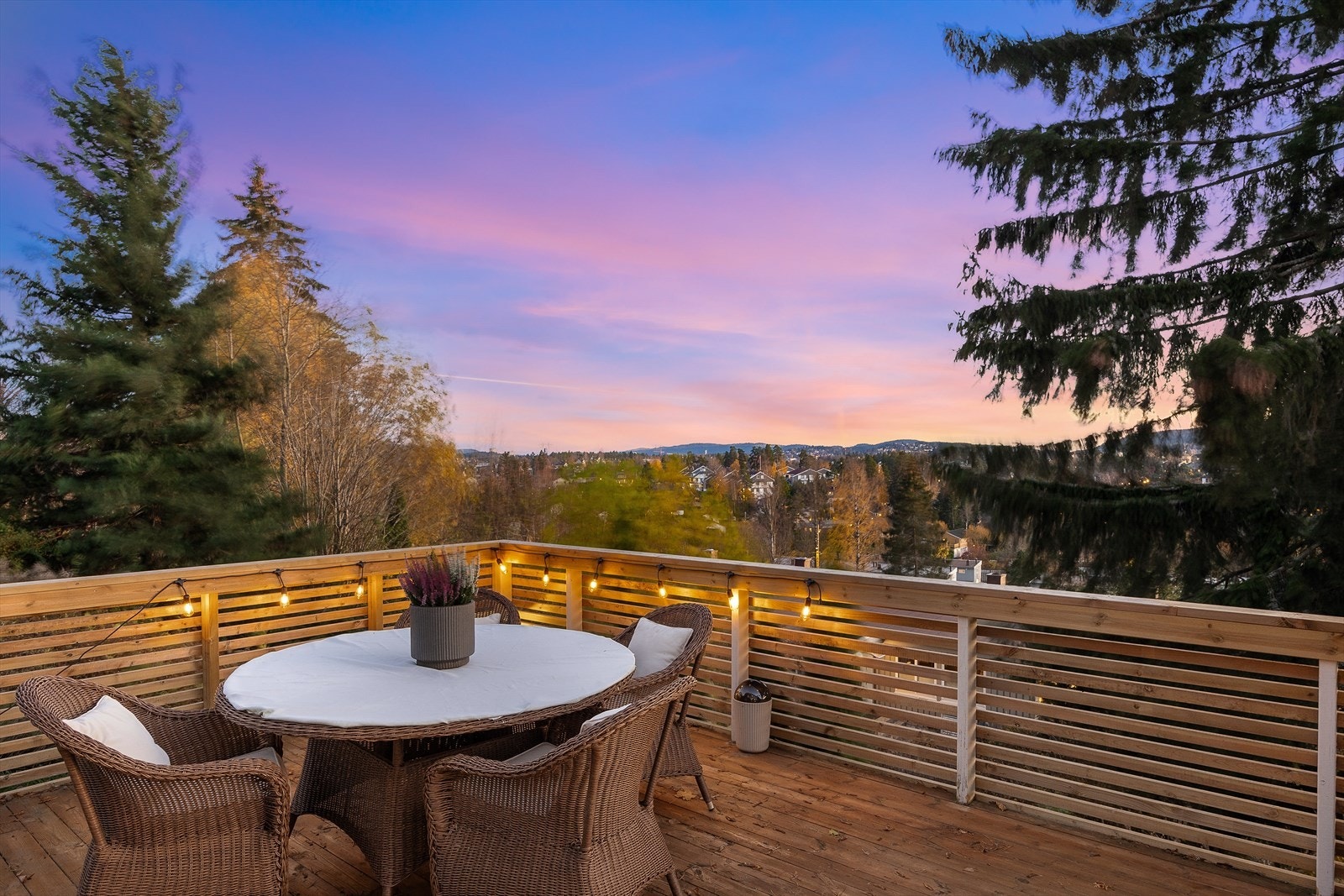 Boligen byr på blant annet stor terrasse, langstrakt utsikt, praktiske løsninger og medfølgende garasje i rekke Galleribilde