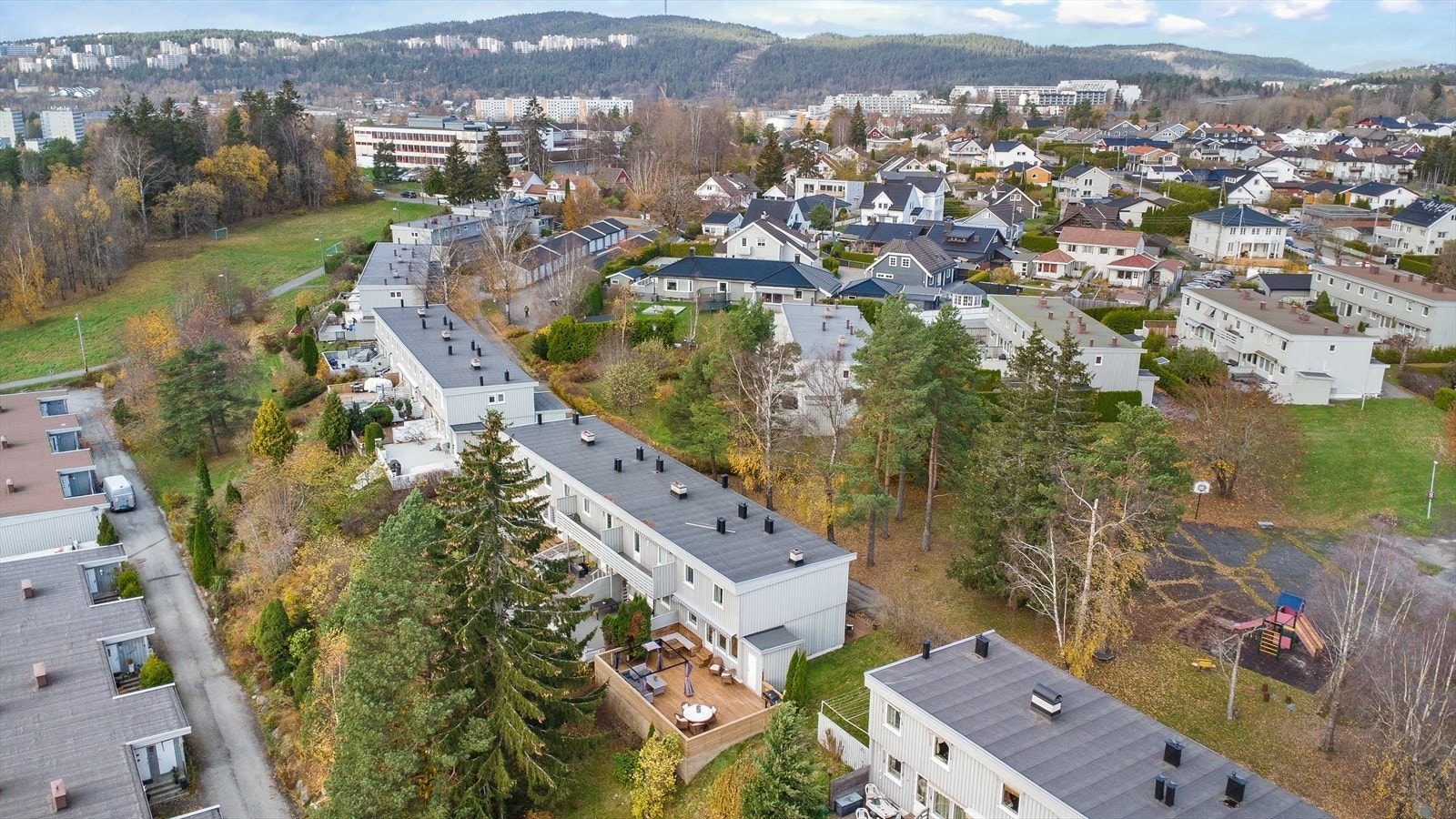 Området er kjent for sin gode kombinasjon av byliv og naturnærhet, med kort vei til både urbane fasiliteter og grønne områder Galleribilde