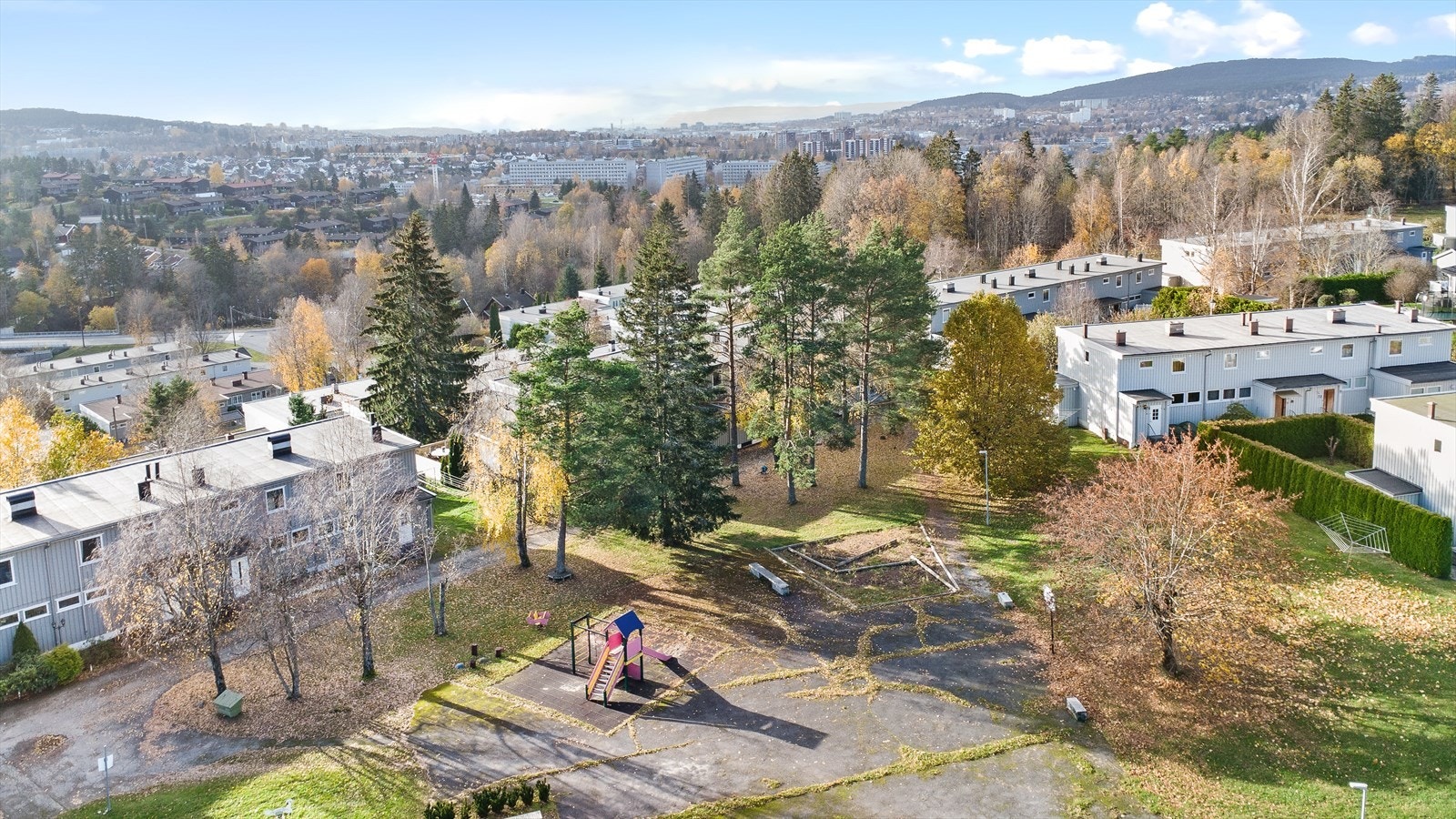 Det finnes også flere skoler, barnehager og idrettsanlegg i nærområdet, noe som gjør boligen til et ideelt sted for både barnefamilier og andre som ønsker å bo i et rolig, men godt tilknyttet område Galleribilde
