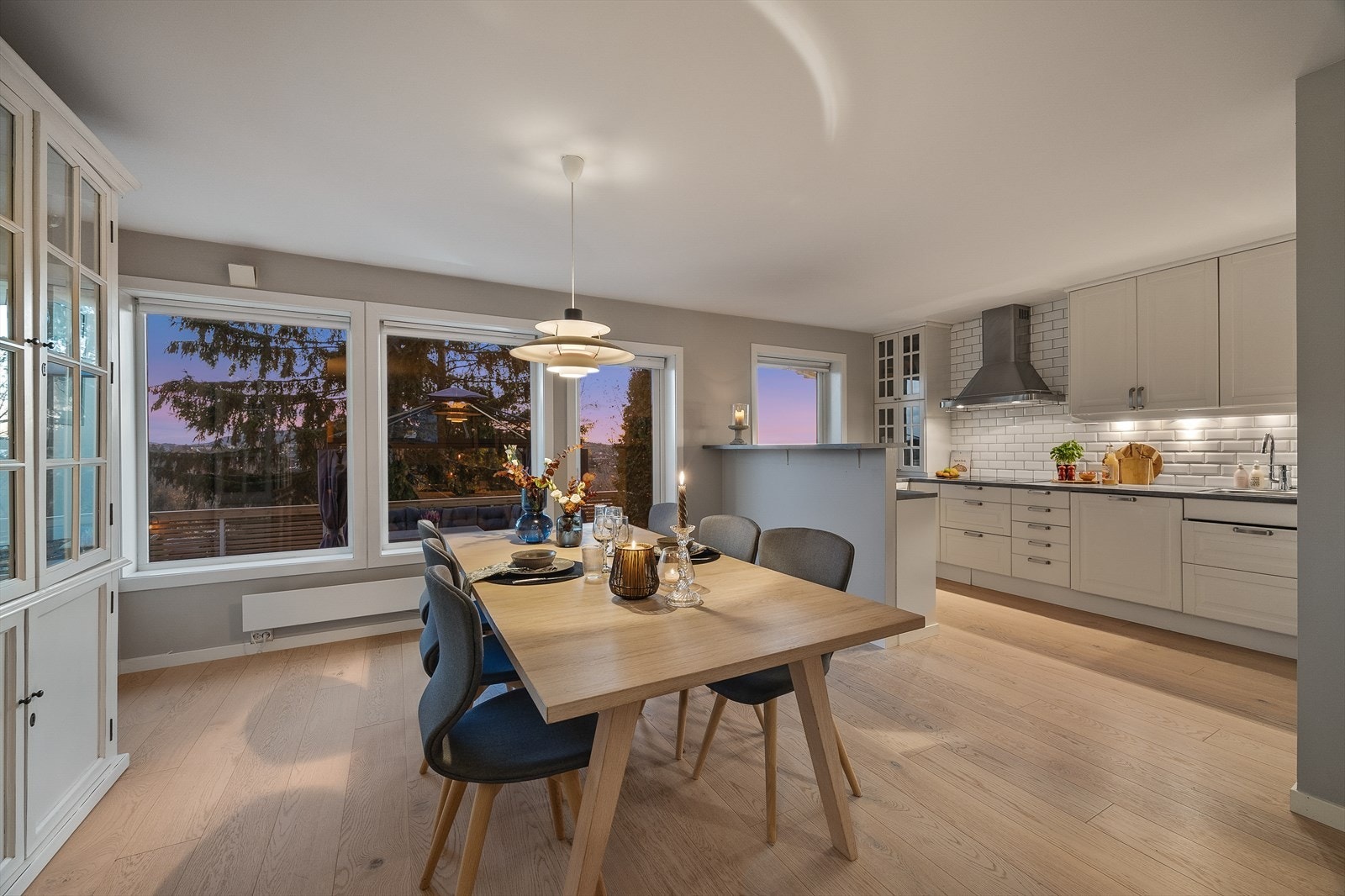 Terrassen gir direkte tilgang til åpen stue-/kjøkkenløsning Galleribilde