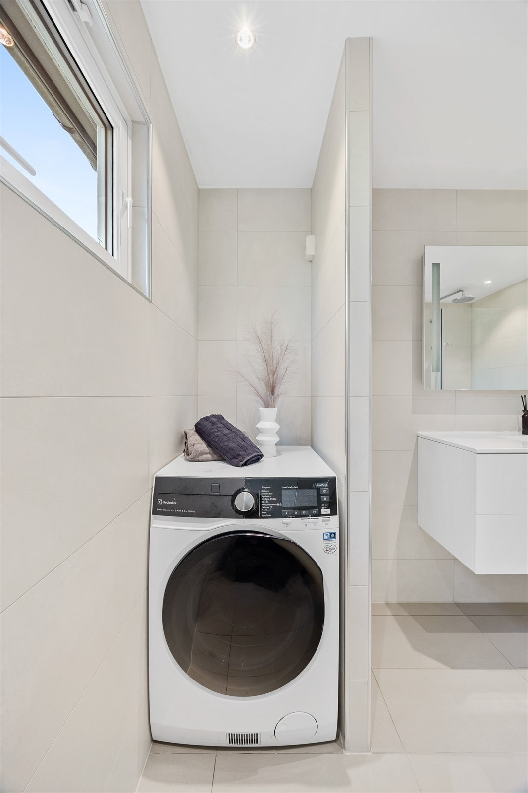 I tillegg er det opplegg og plass til både vaskemaskin og tørketrommel i egen nisje Galleribilde