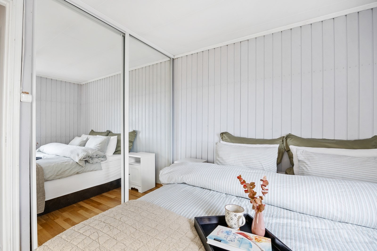 Her medfølger stort garderobeskap i tillegg til plassbygd skyvedørsgarderobe med speilfronter Galleribilde