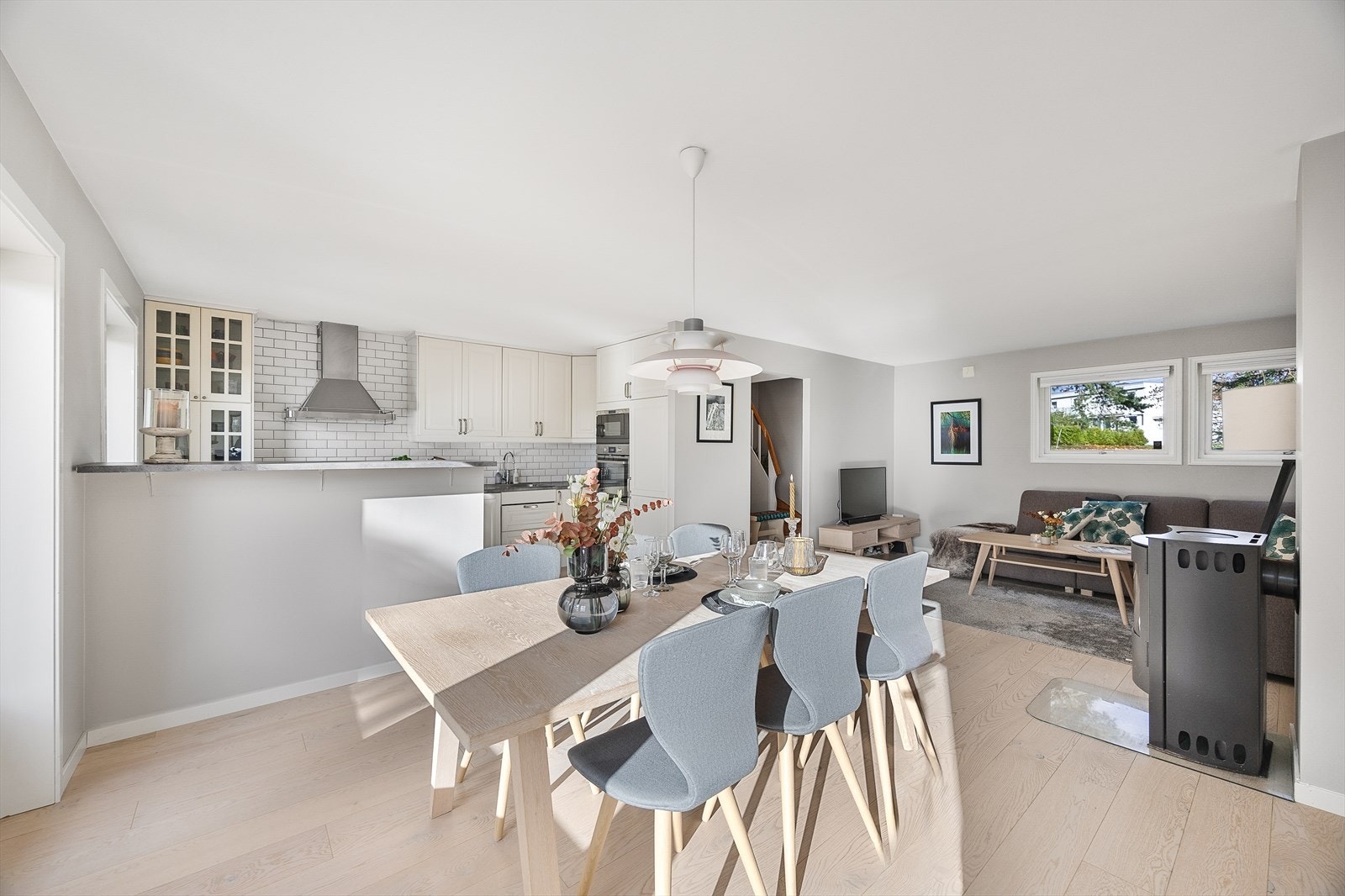 Overflatene er lysmalte og gulvet er belagt med parkett Galleribilde