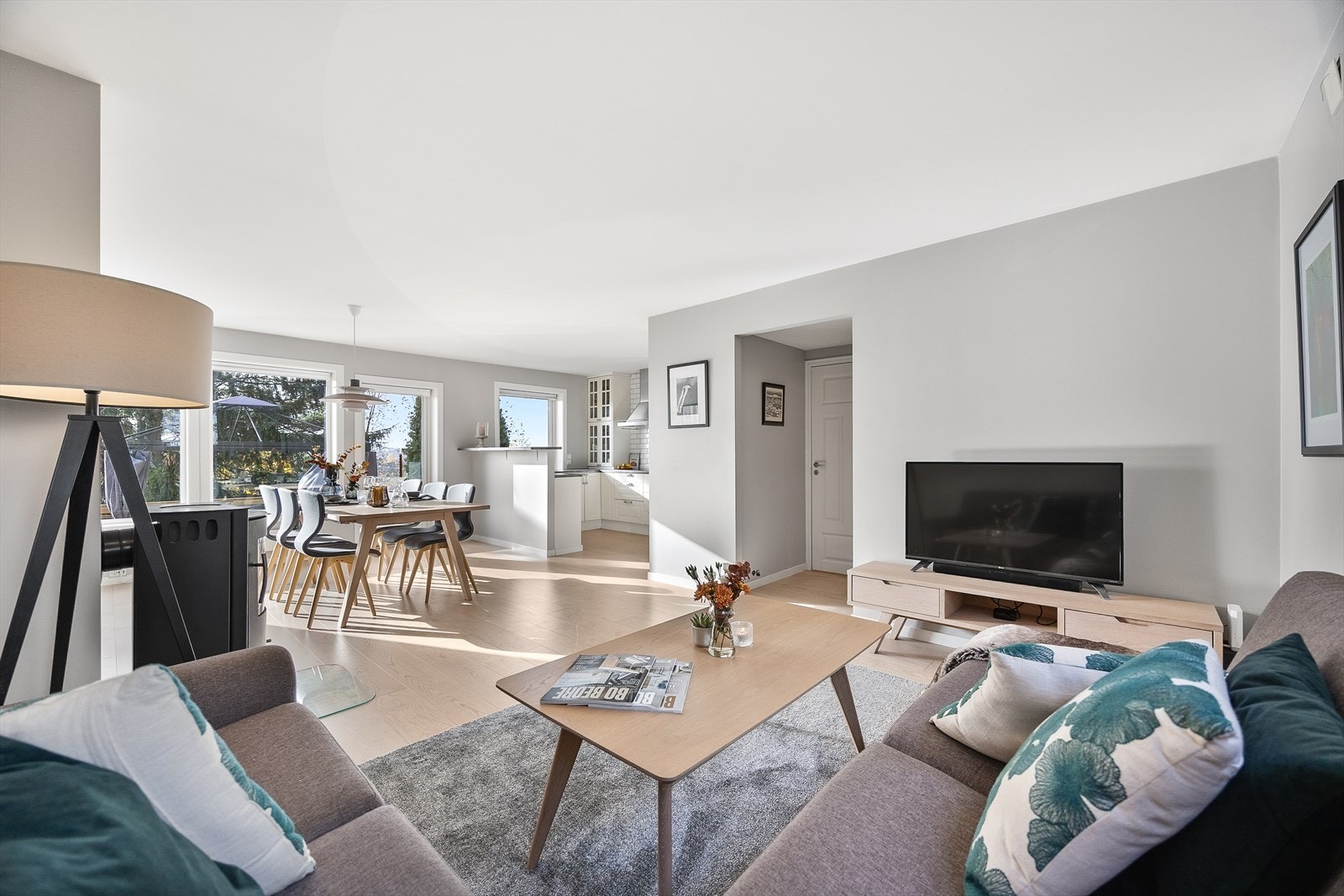 Den gjennomgående endeløsningen og de mange store vinduene gir stuen en lys og luftig atmosfære Galleribilde