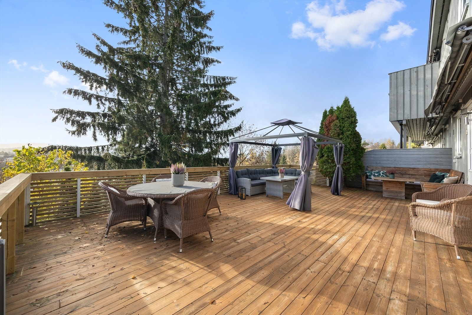 Med tilgang fra stuen og hagen er en svær terrasse på hele 62 m² Galleribilde