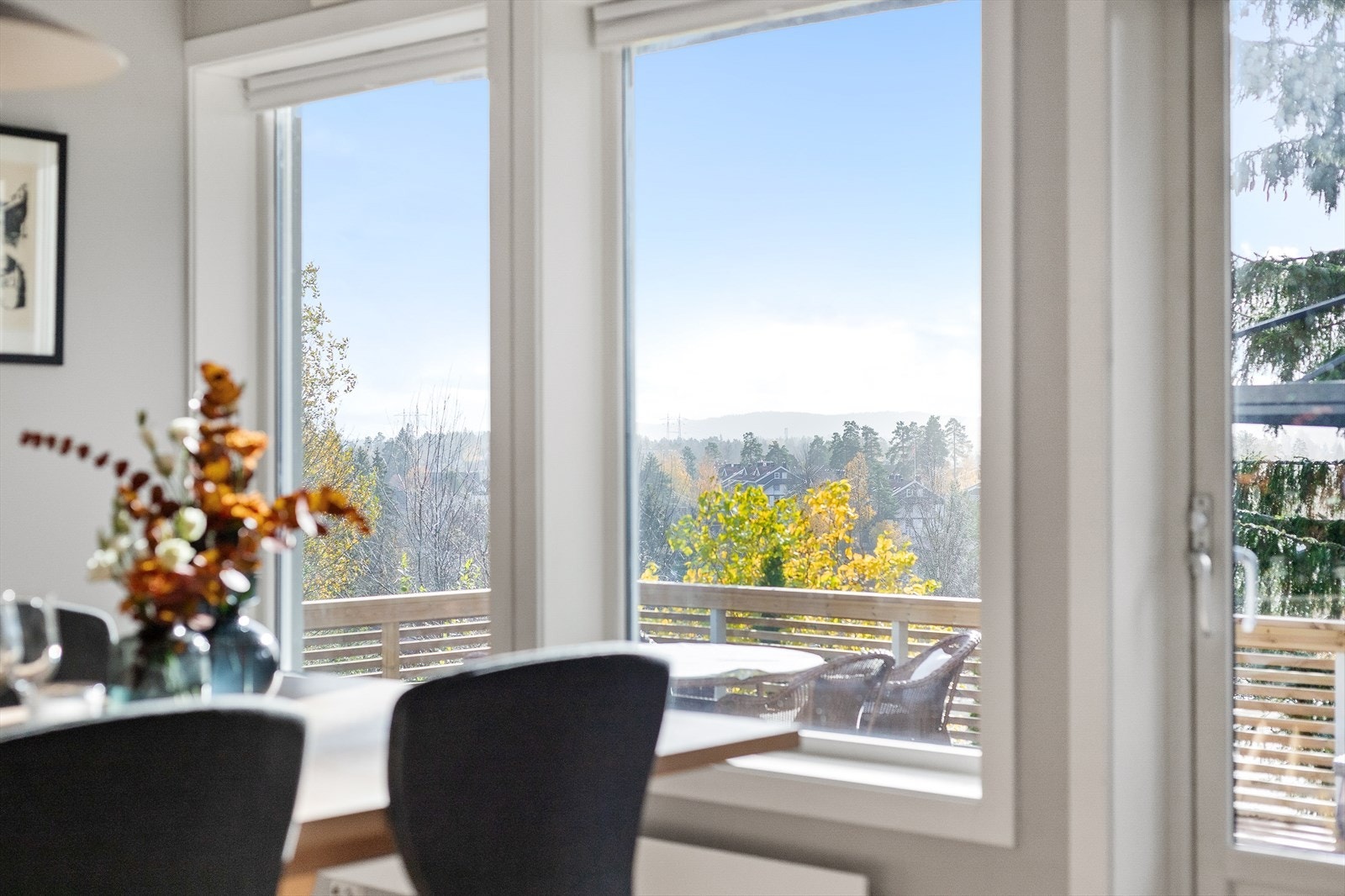 Fra stuen er det flott utsikt mot åsene i sydvest Galleribilde