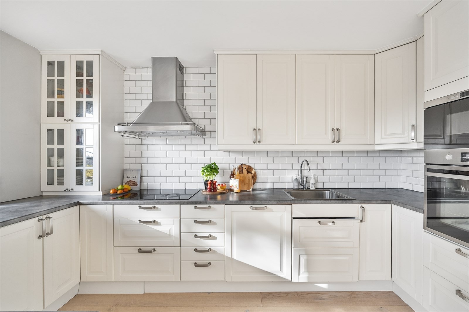 Kjøkkenet byr på rikelig med oppbevarings- og arbeidsplass Galleribilde