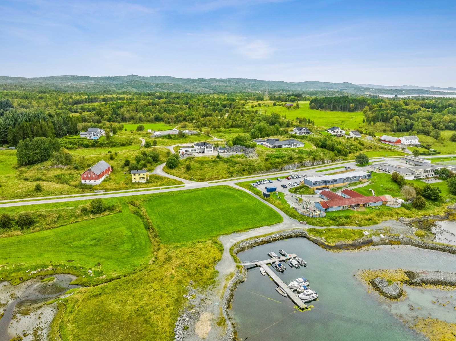 Velkommen til Hitra og Strandbakkan 2! Fantastisk småbrukseiendom på 64 daa med småbåthavn og egen
reguleringsplan for boligutvikling. Nært skole og butikk. Galleribilde