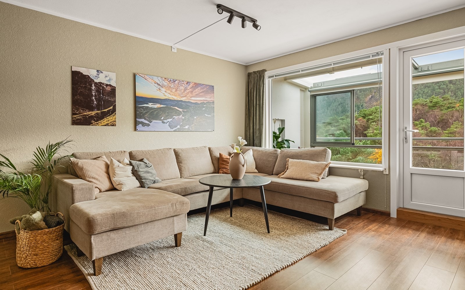 I stuen er det plass til sofagruppe med tilhørende møblement Galleribilde