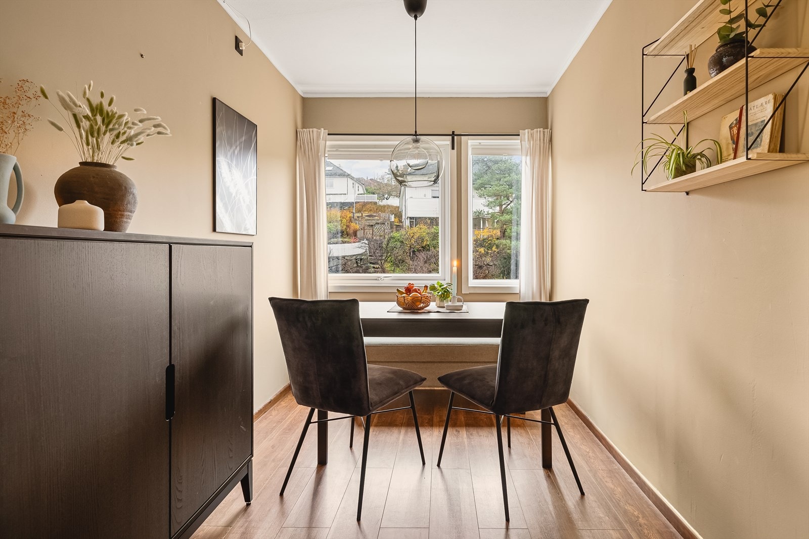 Det er plass til en hyggelig spisegruppe ved kjøkkenet Galleribilde