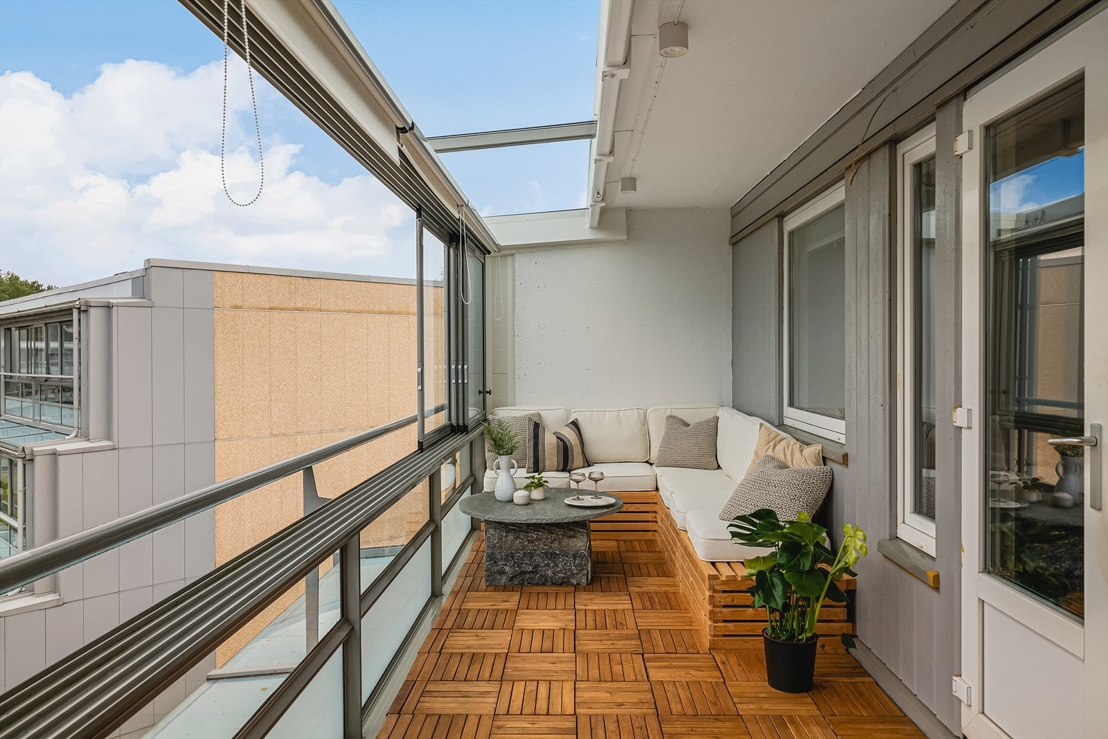 Balkongen måler ca. 14 m² Galleribilde