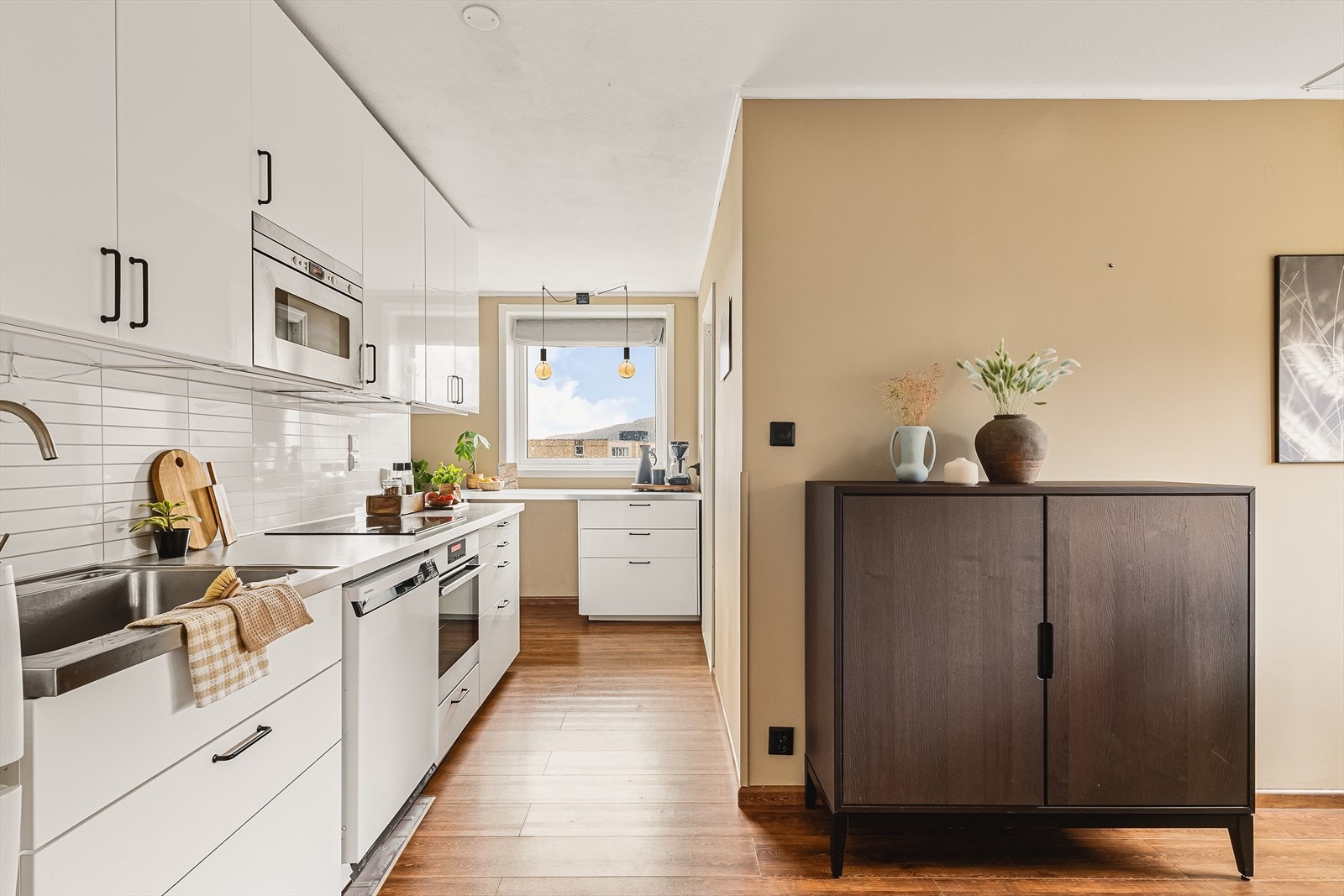 Av integrerte hvitevarer finner man induksjonsplatetopp, stekeovn og mikrobølgeovn. Det er opplegg for oppvaskmaskin. Frittstående kjøleskap. Galleribilde